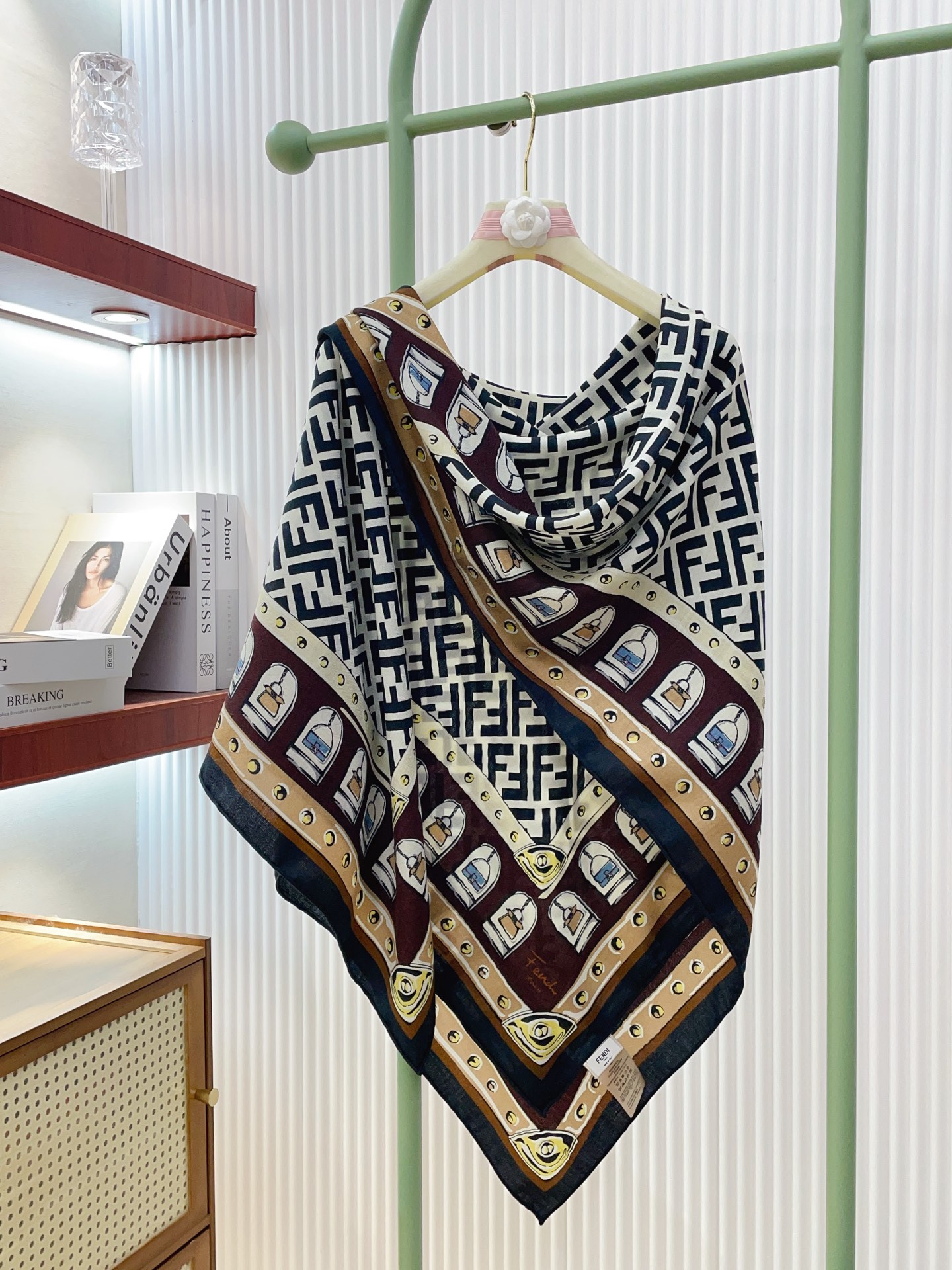 ✨✨【双面同色 丝毛款】FENDI 羊绒方巾‼️抢‼️VIP推荐 ‼️👍下手一定要快【高端 大爱 ‼️纯