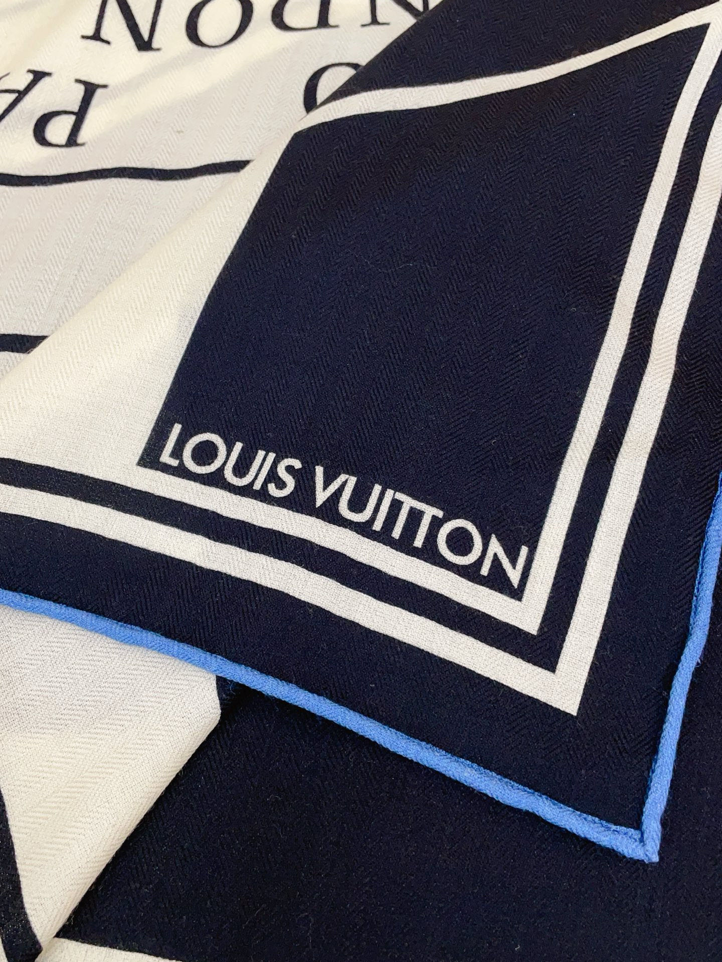 ✨✨【双面同色 丝毛款】L家羊绒新款 买了都说好看‼️推荐💕双面同色羊绒方巾‼️驴家ZG爆款🎁💟立体呈现