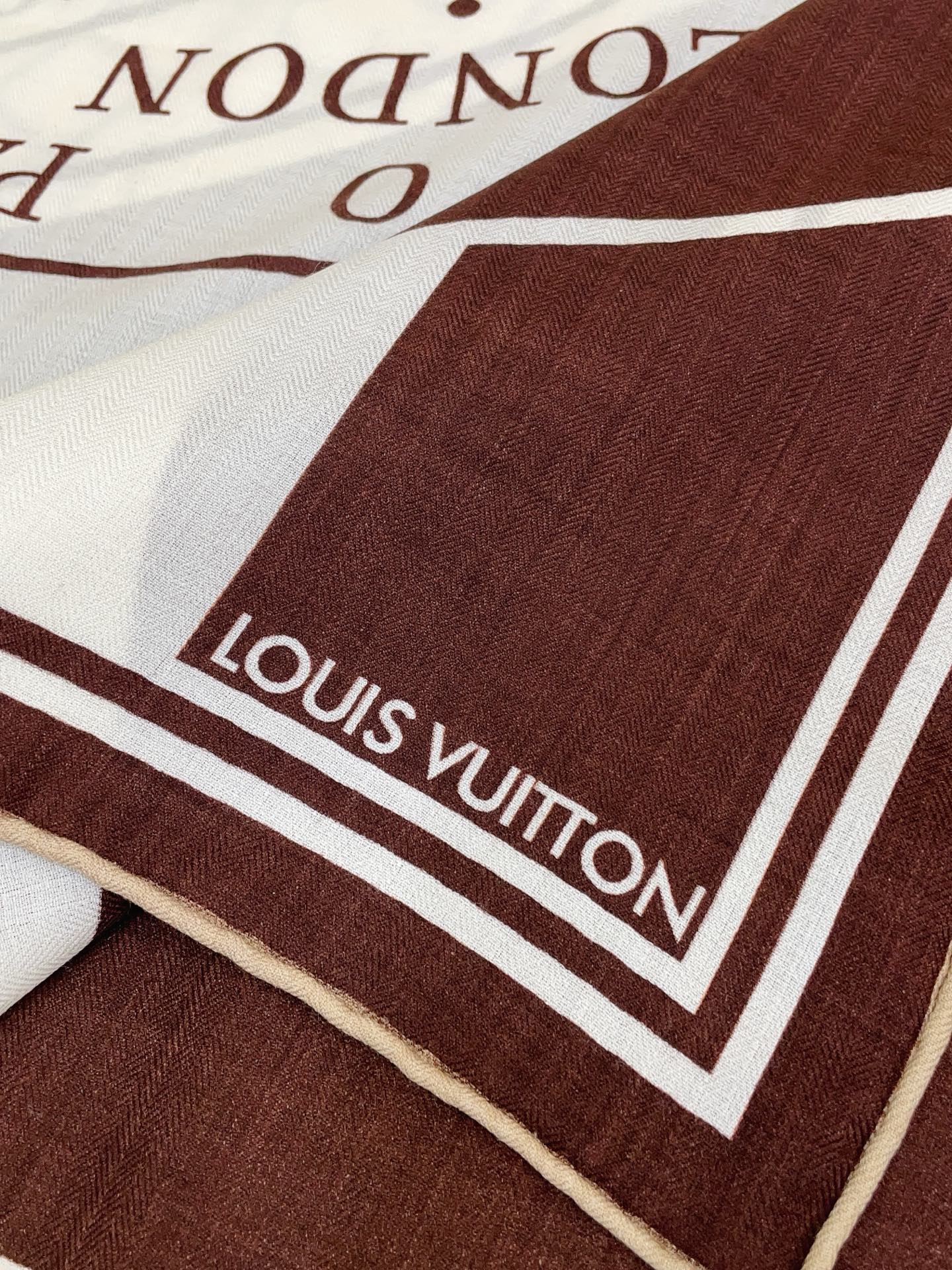 ✨✨【双面同色 丝毛款】L家羊绒新款 买了都说好看‼️推荐💕双面同色羊绒方巾‼️驴家ZG爆款🎁💟立体呈现