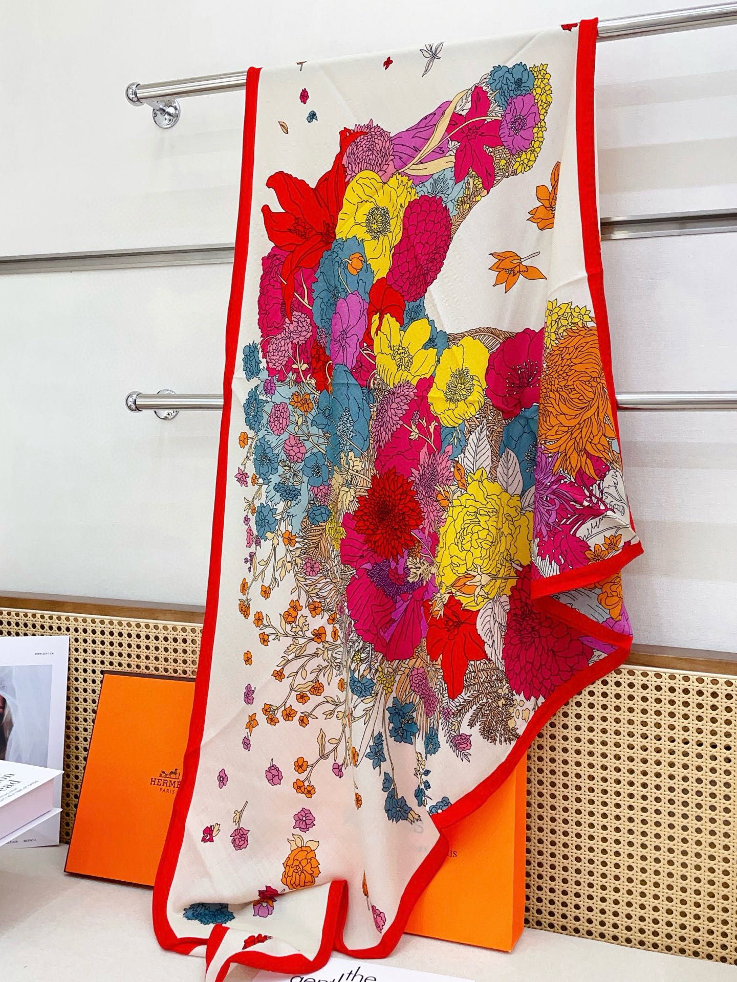 ✨✨【加厚丝毛款 双面同色】上新💏顶级H家专柜最新款【轻扬花衣大三角巾】多功能三角巾 🎀🎀，色彩明丽，格