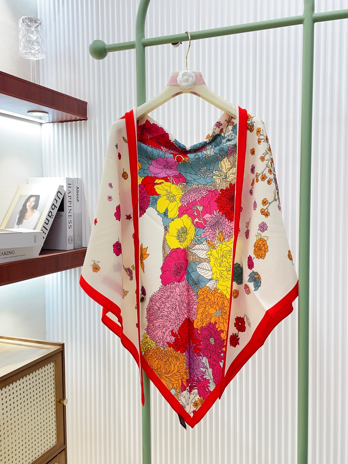 ✨✨【加厚丝毛款 双面同色】上新💏顶级H家专柜最新款【轻扬花衣大三角巾】多功能三角巾 🎀🎀，色彩明丽，格