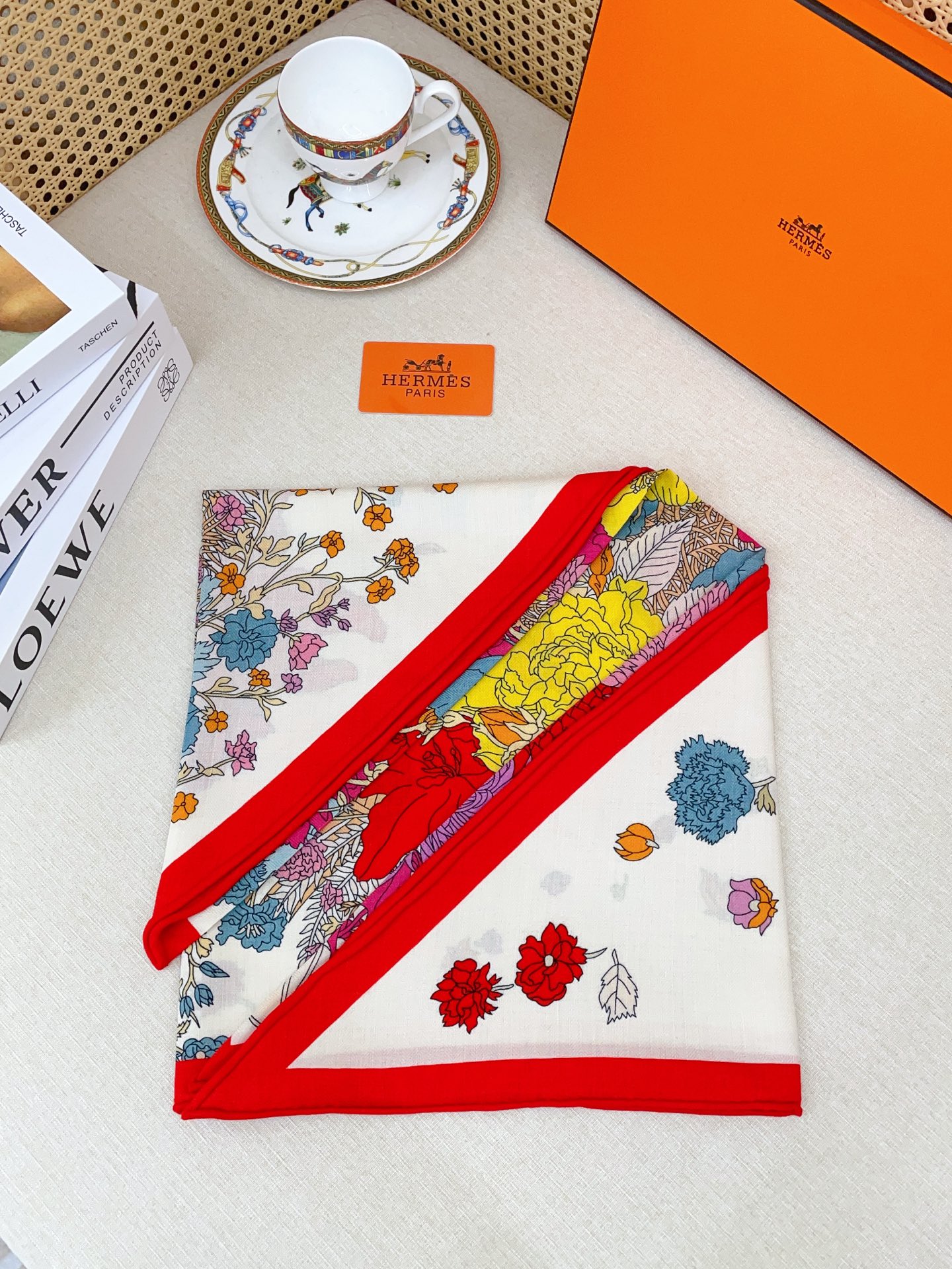 ✨✨【加厚丝毛款 双面同色】上新💏顶级H家专柜最新款【轻扬花衣大三角巾】多功能三角巾 🎀🎀，色彩明丽，格