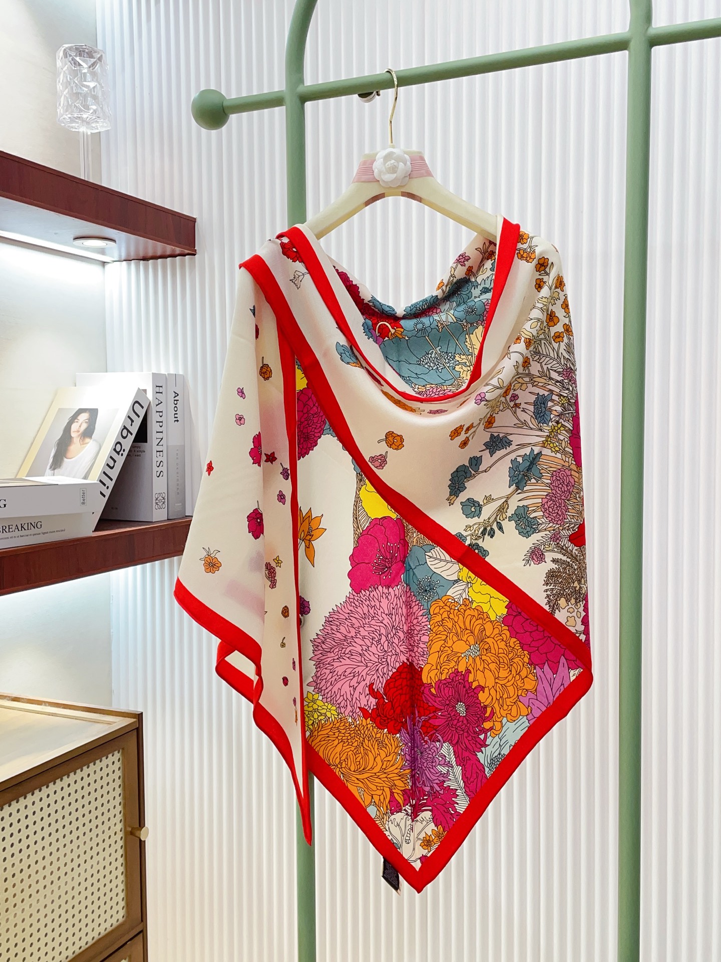 ✨✨【加厚丝毛款 双面同色】上新💏顶级H家专柜最新款【轻扬花衣大三角巾】多功能三角巾 🎀🎀，色彩明丽，格