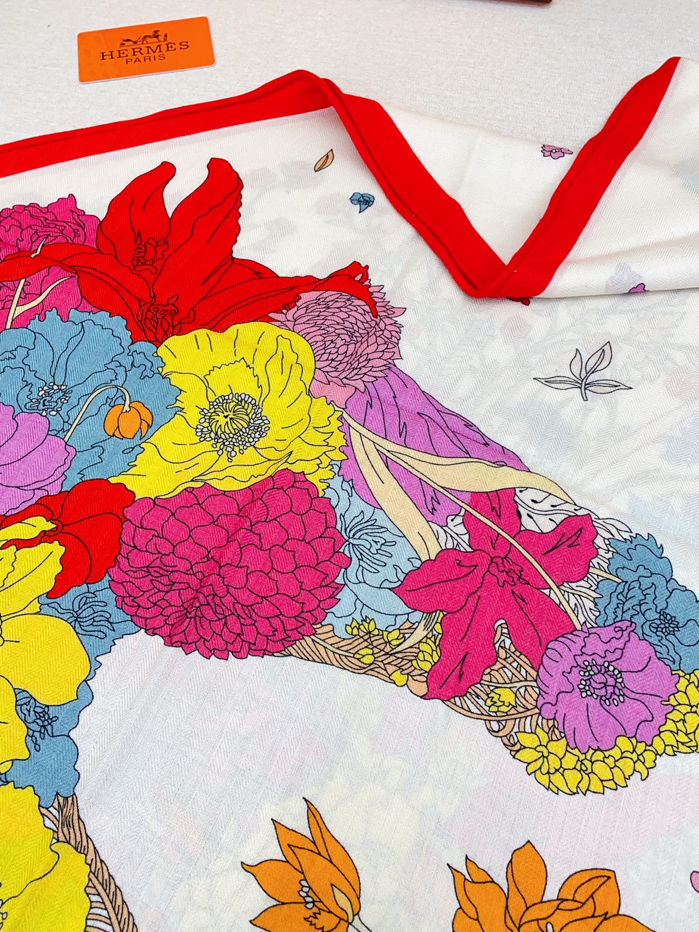 ✨✨【加厚丝毛款 双面同色】上新💏顶级H家专柜最新款【轻扬花衣大三角巾】多功能三角巾 🎀🎀，色彩明丽，格