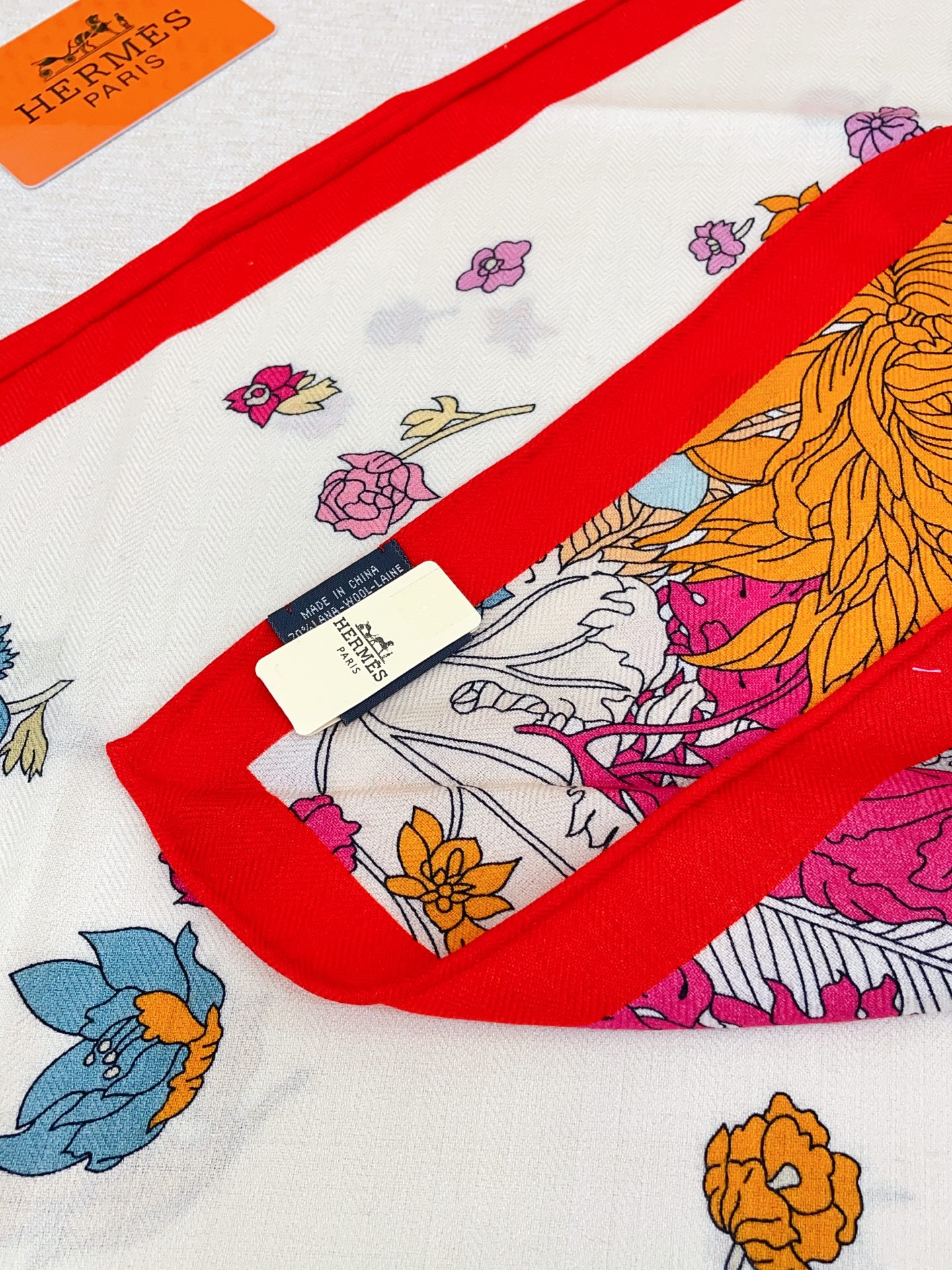 ✨✨【加厚丝毛款 双面同色】上新💏顶级H家专柜最新款【轻扬花衣大三角巾】多功能三角巾 🎀🎀，色彩明丽，格