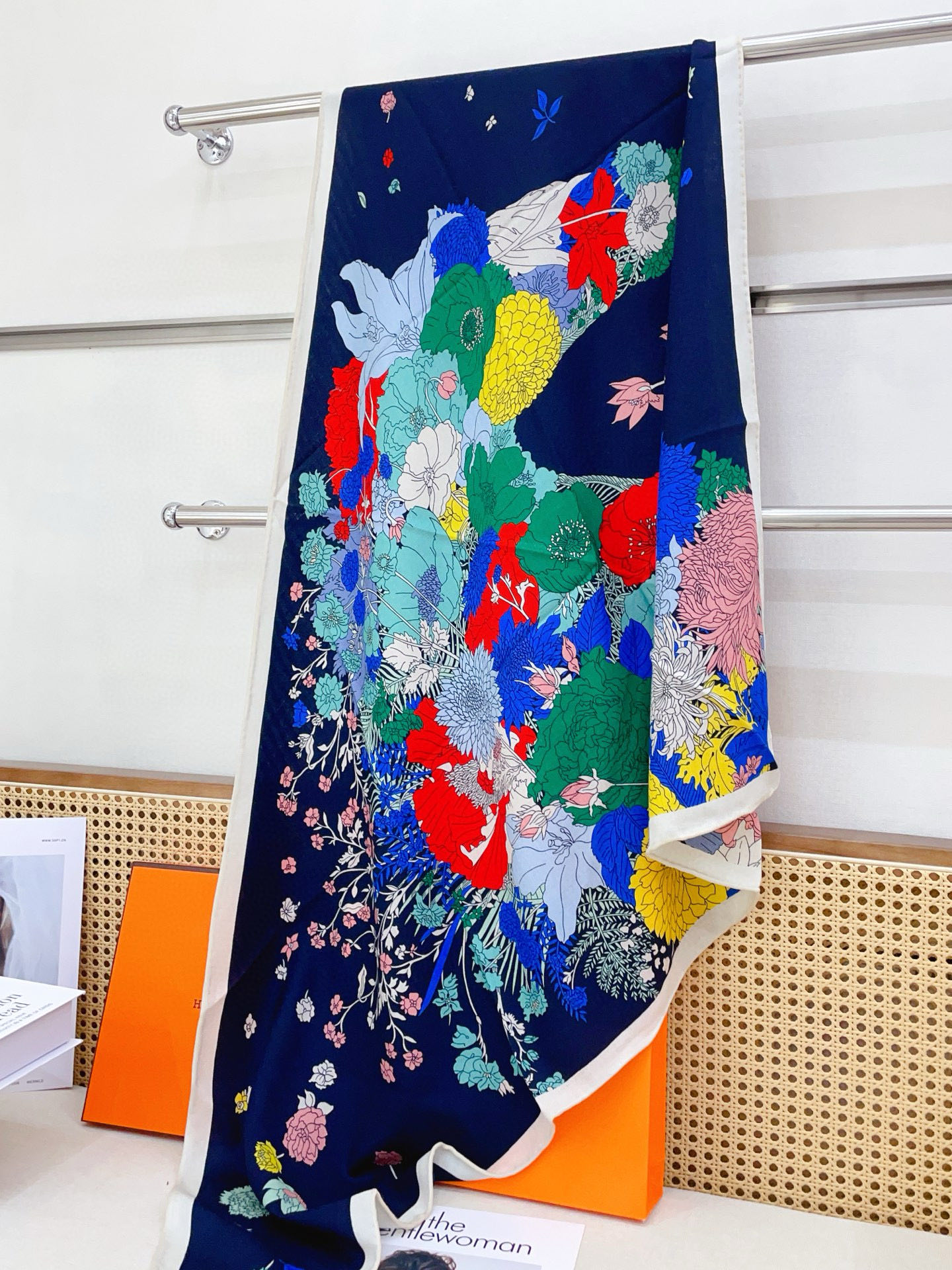 ✨✨【加厚丝毛款 双面同色】上新💏顶级H家专柜最新款【轻扬花衣大三角巾】多功能三角巾 🎀🎀，色彩明丽，格