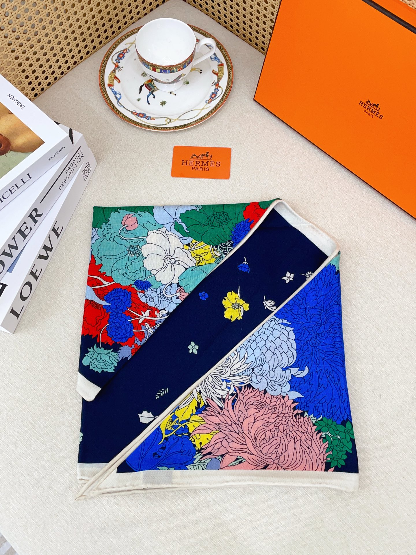 ✨✨【加厚丝毛款 双面同色】上新💏顶级H家专柜最新款【轻扬花衣大三角巾】多功能三角巾 🎀🎀，色彩明丽，格