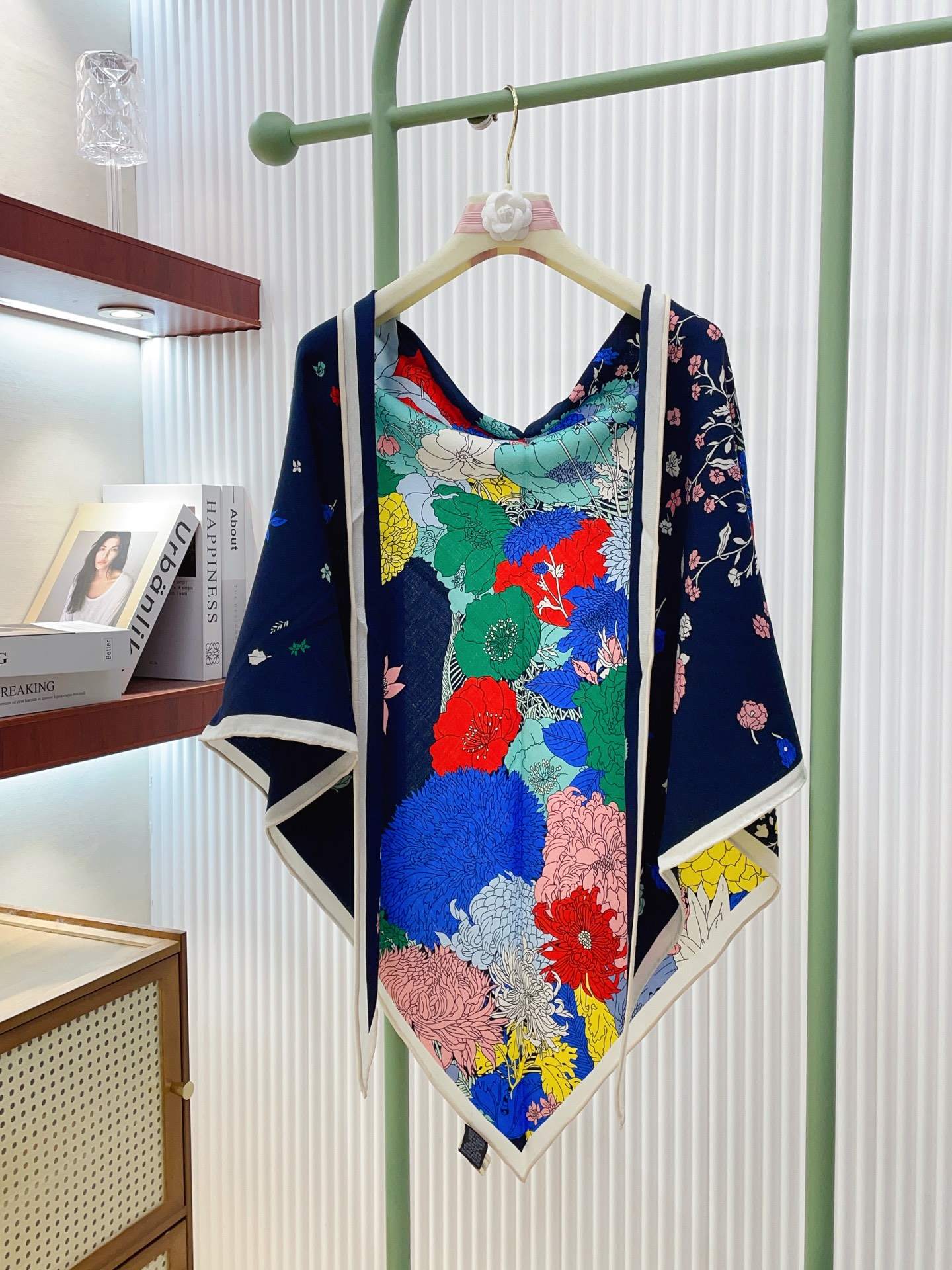 ✨✨【加厚丝毛款 双面同色】上新💏顶级H家专柜最新款【轻扬花衣大三角巾】多功能三角巾 🎀🎀，色彩明丽，格