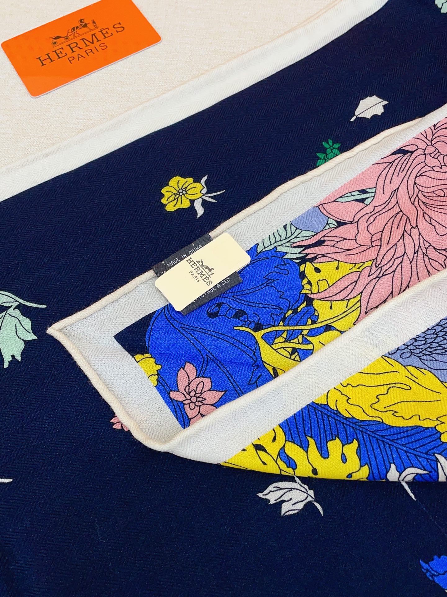 ✨✨【加厚丝毛款 双面同色】上新💏顶级H家专柜最新款【轻扬花衣大三角巾】多功能三角巾 🎀🎀，色彩明丽，格