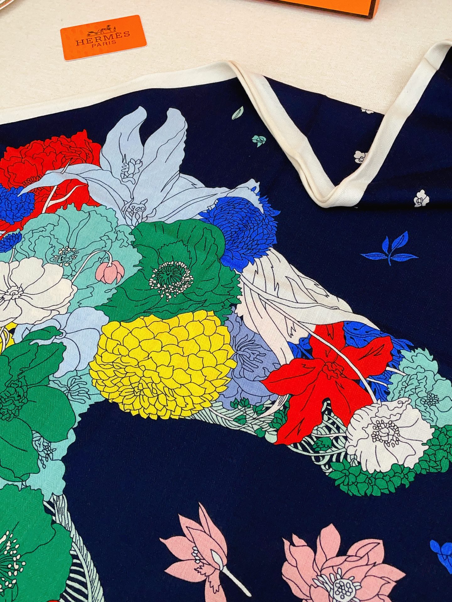 ✨✨【加厚丝毛款 双面同色】上新💏顶级H家专柜最新款【轻扬花衣大三角巾】多功能三角巾 🎀🎀，色彩明丽，格