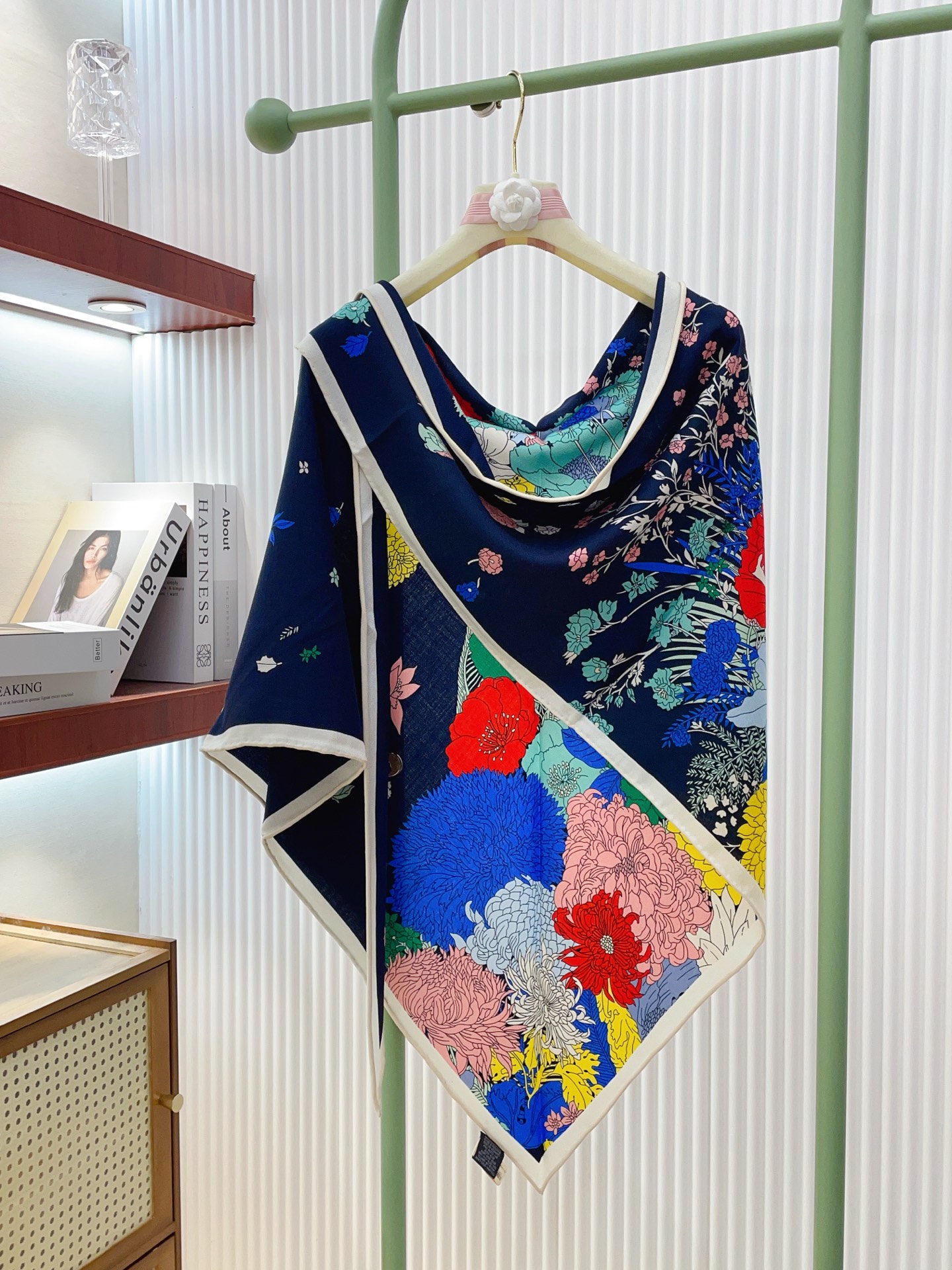 ✨✨【加厚丝毛款 双面同色】上新💏顶级H家专柜最新款【轻扬花衣大三角巾】多功能三角巾 🎀🎀，色彩明丽，格