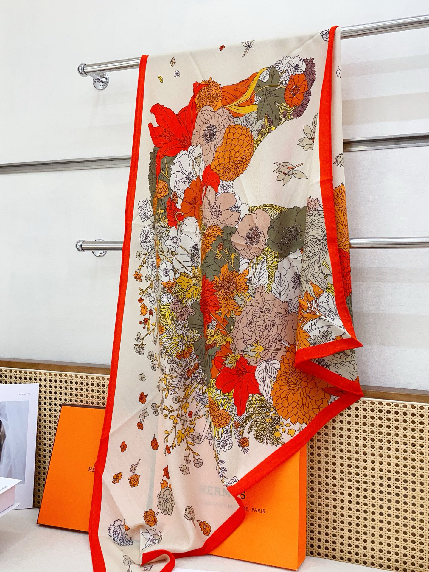 ✨✨【加厚丝毛款 双面同色】上新💏顶级H家专柜最新款【轻扬花衣大三角巾】多功能三角巾 🎀🎀，色彩明丽，格