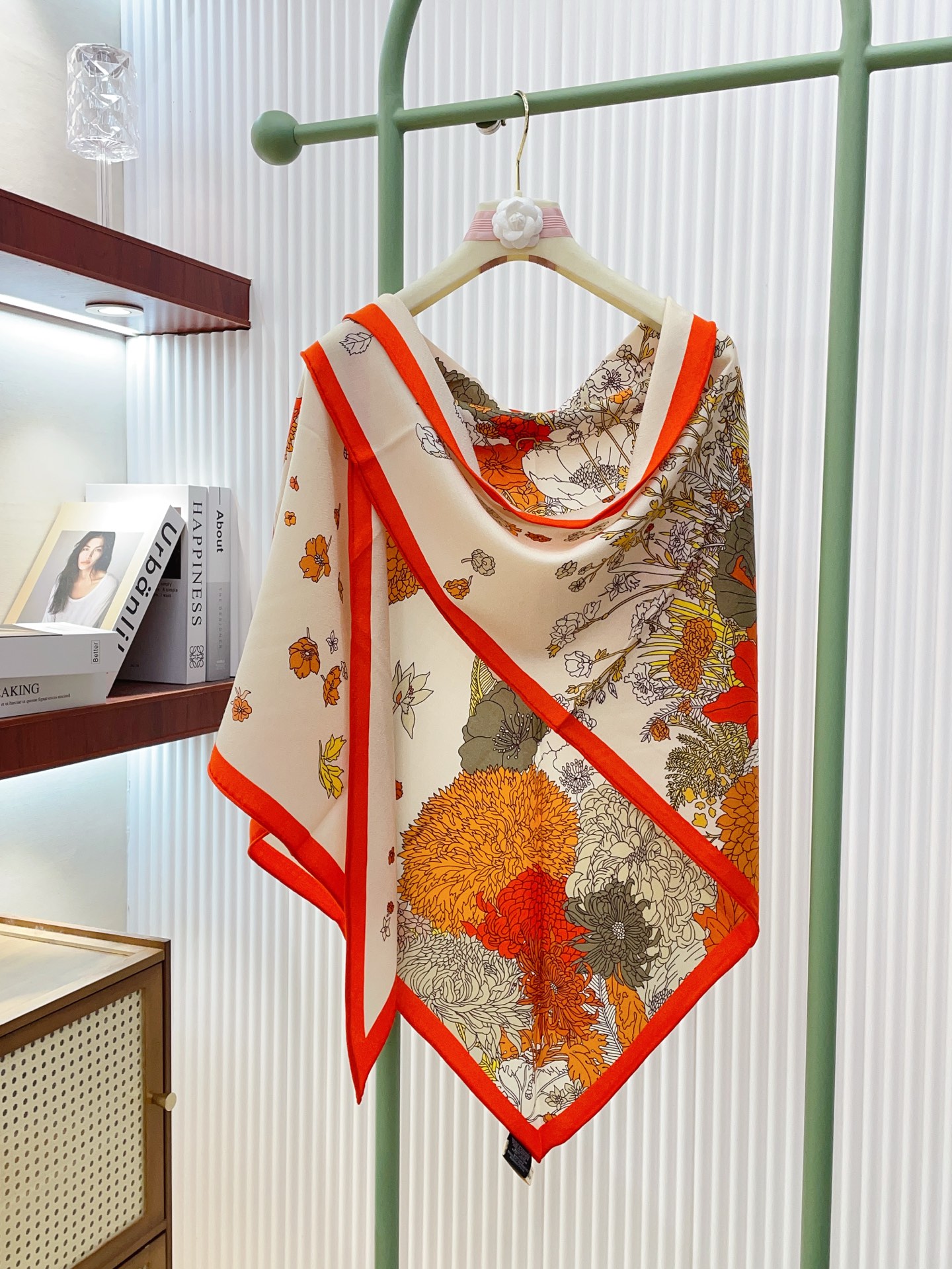 ✨✨【加厚丝毛款 双面同色】上新💏顶级H家专柜最新款【轻扬花衣大三角巾】多功能三角巾 🎀🎀，色彩明丽，格