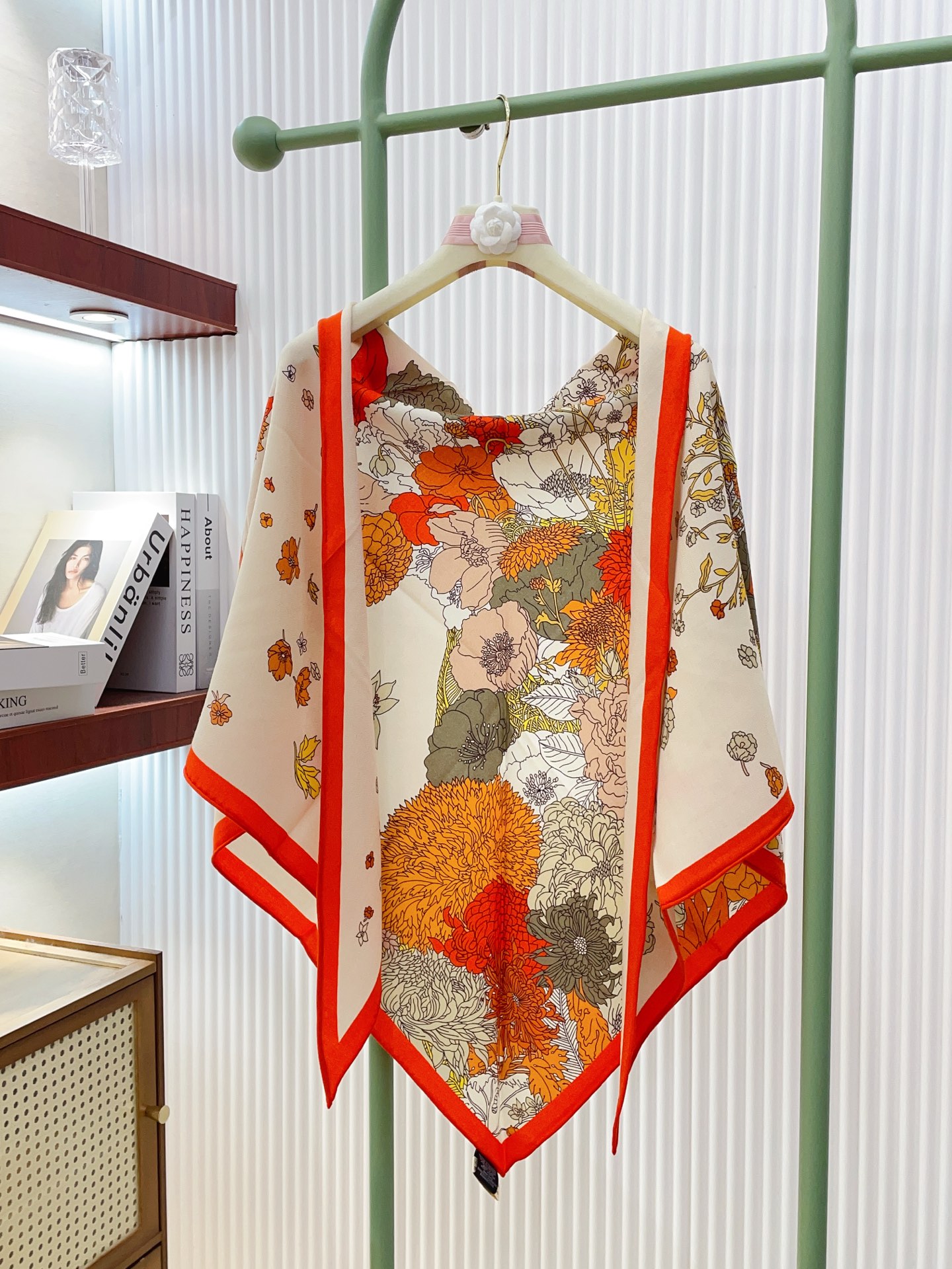 ✨✨【加厚丝毛款 双面同色】上新💏顶级H家专柜最新款【轻扬花衣大三角巾】多功能三角巾 🎀🎀，色彩明丽，格