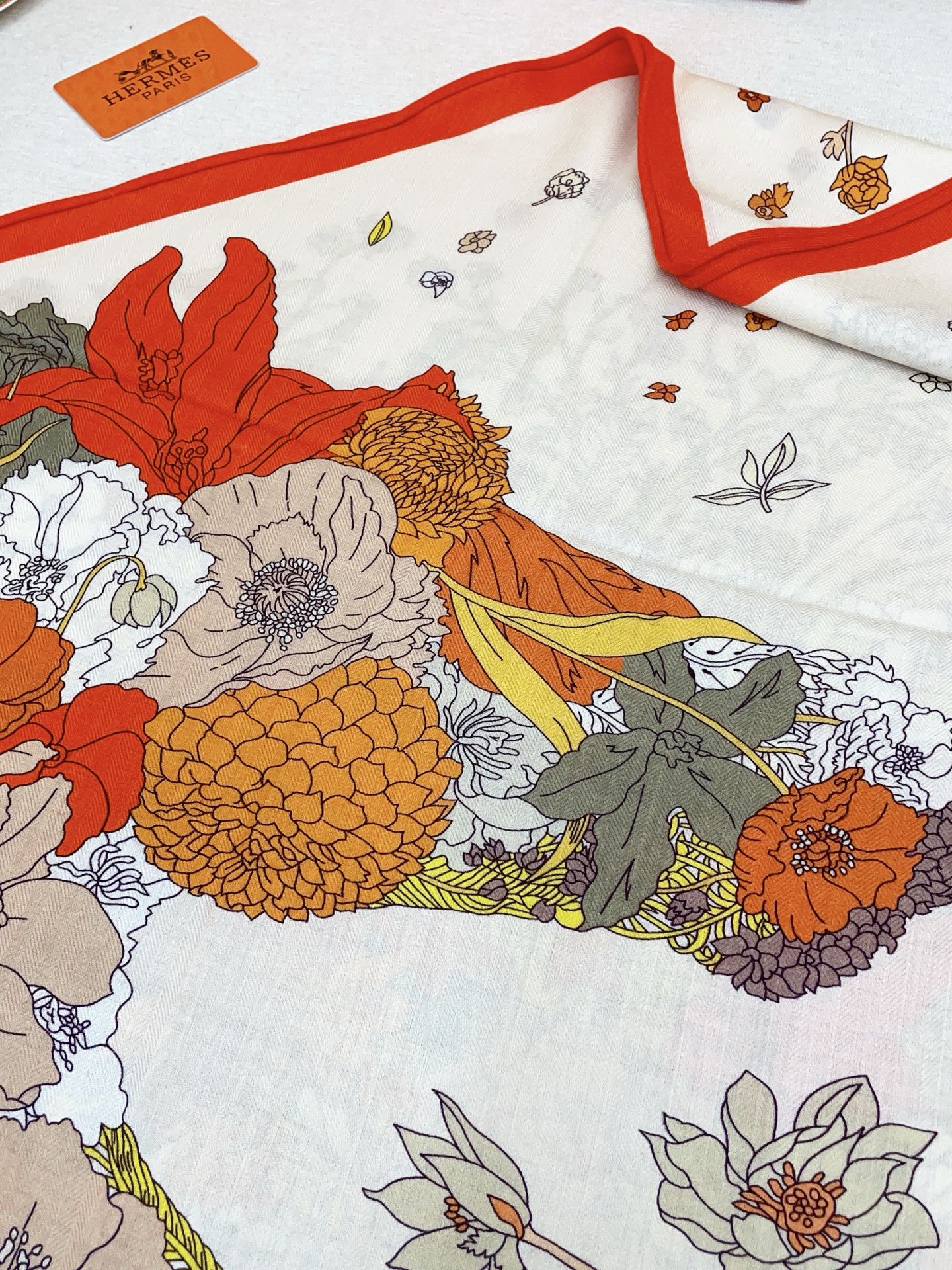 ✨✨【加厚丝毛款 双面同色】上新💏顶级H家专柜最新款【轻扬花衣大三角巾】多功能三角巾 🎀🎀，色彩明丽，格