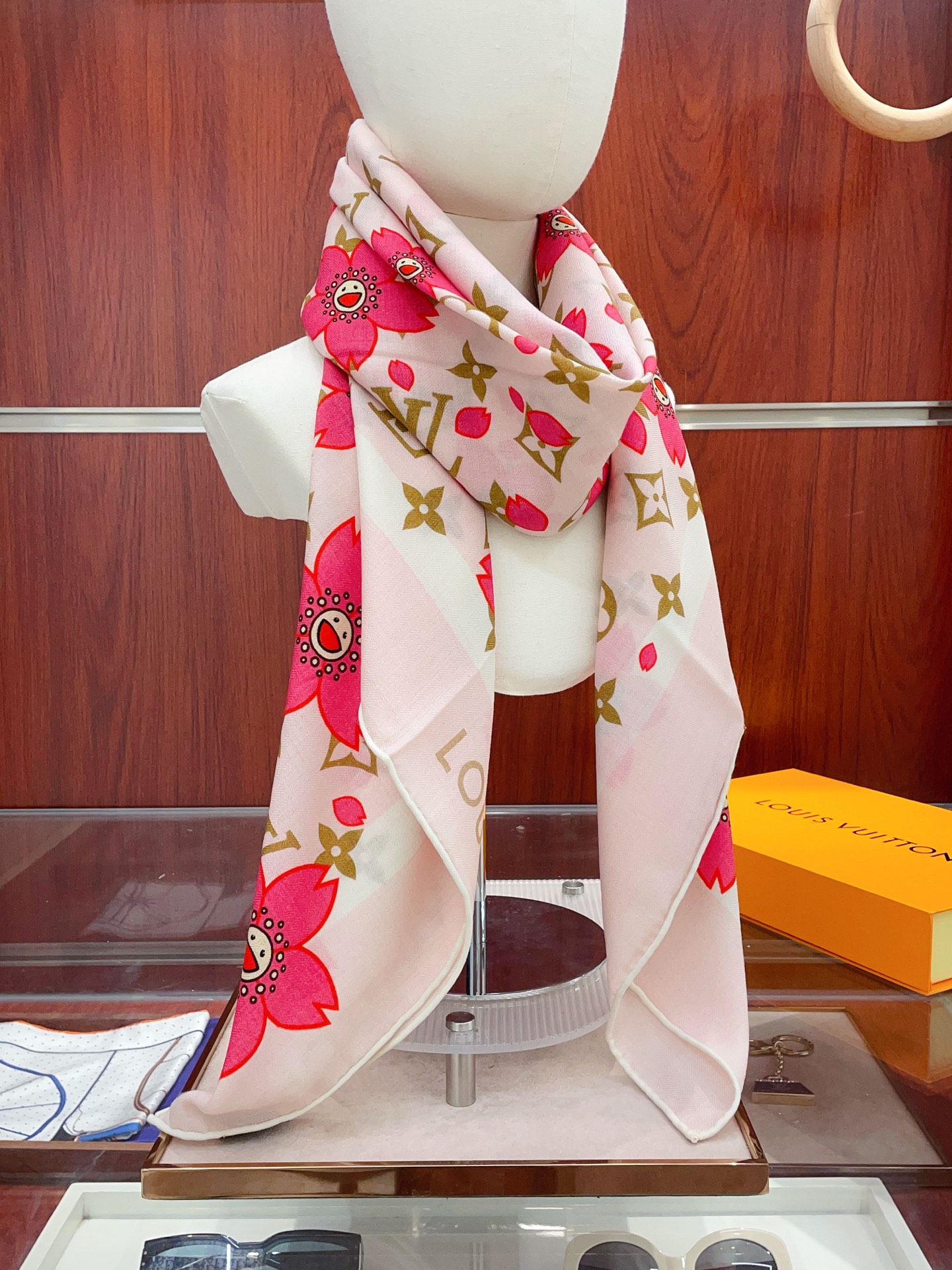 NO:642618,[Double-sided same color silk wool style] L family cashmere new model. Everyone who bought it said it looks good. I recommend the double-sided cashmere square scarf of the same color. Donkeyjia ZG hot style three-dimensional presentation of pattern texture, real product, extremely high grade, special technology, high-end research and development, stunning advent, special cutting-edge technology processing, loved by Bai Fumei. Whether it is quality, style or price, it makes them scream for big brands. Super cost-effective, definitely worth buying. Size 140cm*140cm, 70 cashmere silk high version scarf, high version scarf, louis  vuitton,louis vuitton,louis vuitton,real silk19860909【双面同色 丝毛款】L家羊绒新款 买了都说好看推荐双面同色羊绒方巾驴家ZG爆款立体呈现图案纹路实物档次极高特殊工艺高端研发惊艳问世特殊尖端工艺处理受到白富美的喜欢 无论是品质 款式 价格都令大牌控的她们尖叫 超高性价比 绝对值得入手尺寸140cm*140cm,70羊绒真丝高版本围巾,高版本围巾,louis vuitton,louis vuitton,louis vuitton,real silk,scarf