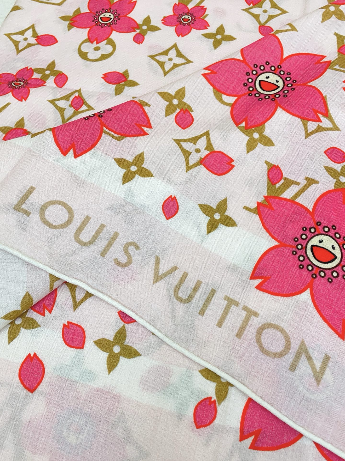 ✨✨【双面同色 丝毛款】L家羊绒新款 买了都说好看‼️推荐💕双面同色羊绒方巾‼️驴家ZG爆款🎁💟立体呈现