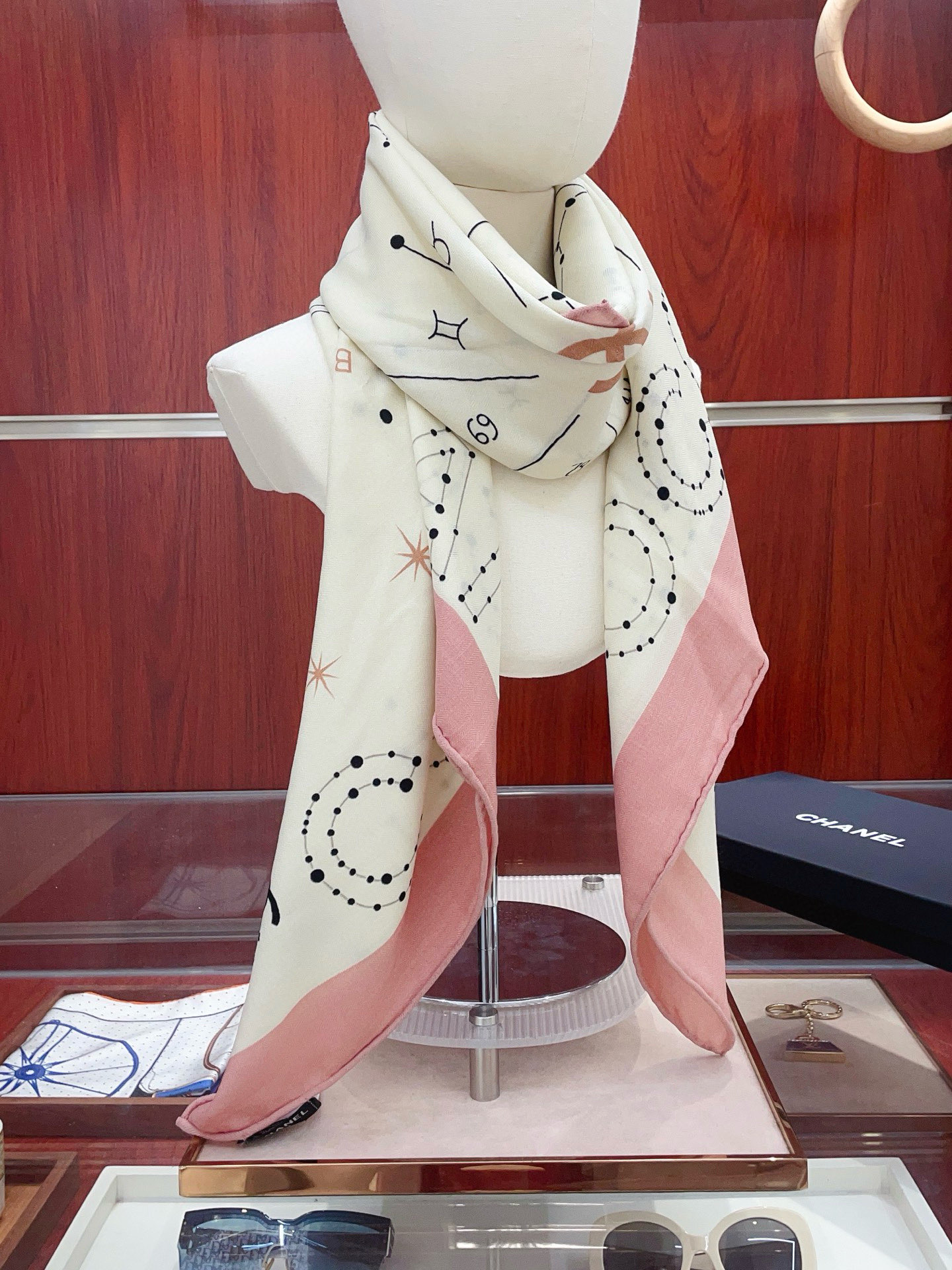 NO:642623,[Double-sided same color, silk wool style] Xiaoxiang cashmere square scarf grab VIP recommendation, be sure to buy it quickly [high-end love pure cashmere, baby touch is comfortable, it is a woman's stunner, very few goods can be used in all seasons, it is really beautiful and makes people very, very excited. The upper body effect is simply beautiful. The quality is perfect. The whole scarf gives a big-name aura and is very delicate and beautiful at the same time. It is definitely a new style worth buying. Once you get the real thing, you will be glad that you are a woman's perfect product.  It is worth appreciating the perfect temperament and taste. Ditails are preferred by VIPs. Upper size 140*140cm.70 cashmere silk high version scarf, high version scarf, real silk19860909【双面同色 丝毛款】小香 羊绒方巾抢VIP推荐 下手一定要快【高端 大爱 纯羊绒 婴儿触感舒服到飞女人尤物 货极少 四季都可以用真心美的让人非常非常心动 上身效果简直美翻了 品质非常完美 整个围巾给人大牌气场的同时又非常精致秀丽绝对值得入手的新款 实物一拿到就会庆幸自己是女人的绝美好货 值得品鉴完美气质品味Ditails首选VIP们 上尺寸140*140cm.70羊绒真丝高版本围巾,高版本围巾,real silk,scarf