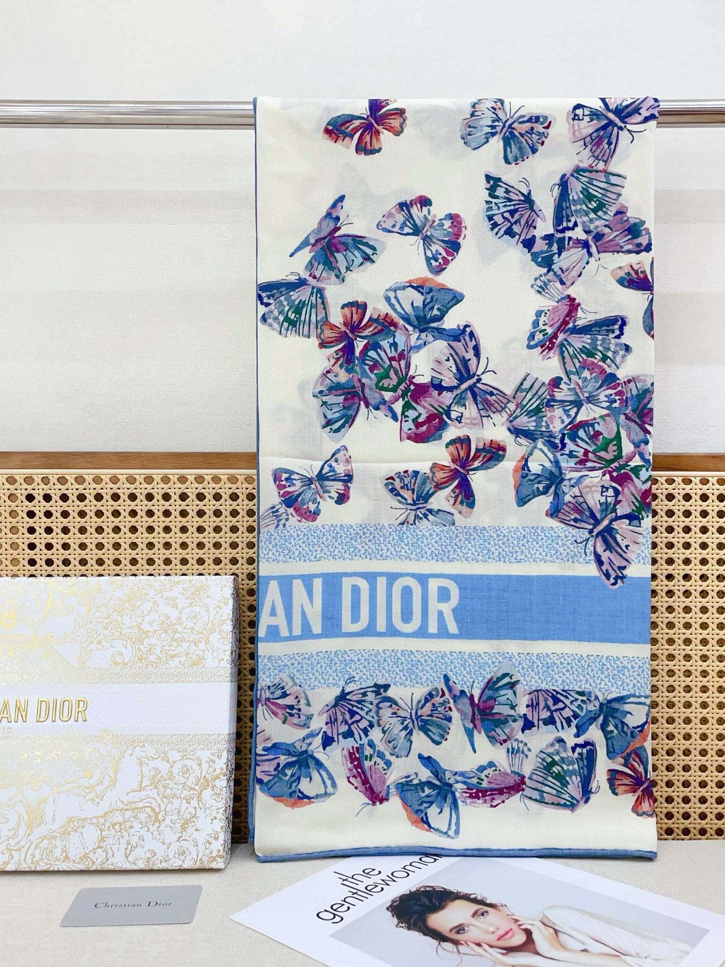 ✨✨【双面同色 丝毛款】CD家羊绒新款 买了都说好看‼️推荐💕双面同色羊绒方巾‼️D家ZG爆款🎁💟立体呈