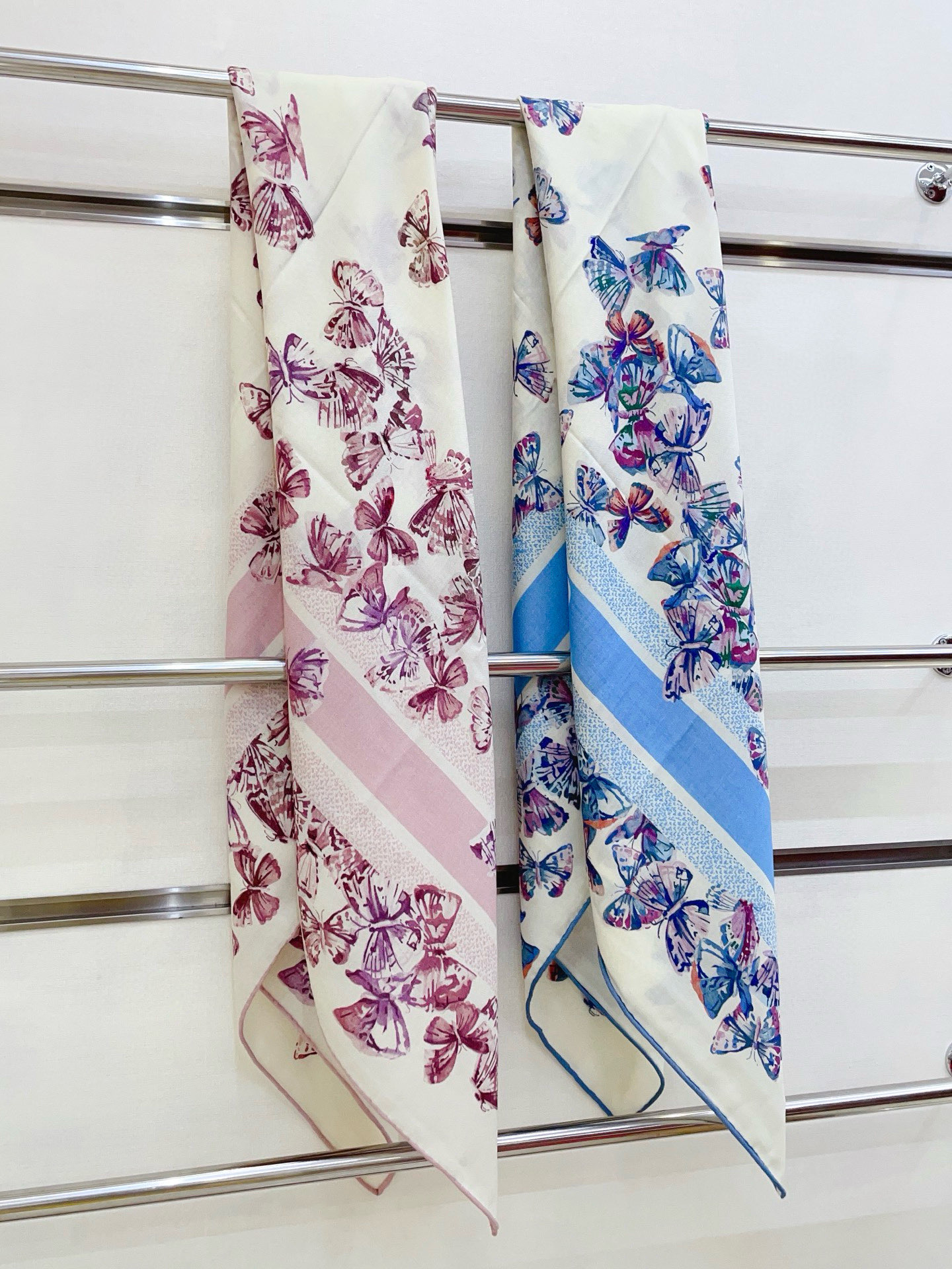 ✨✨【双面同色 丝毛款】CD家羊绒新款 买了都说好看‼️推荐💕双面同色羊绒方巾‼️D家ZG爆款🎁💟立体呈