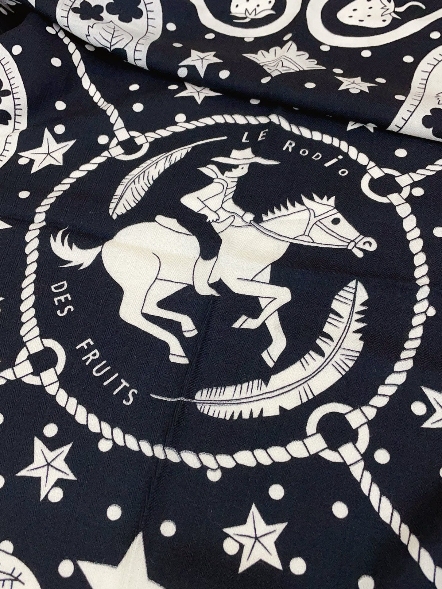 ✨✨【双面同色 丝毛款】H家羊绒新款 买了都说好看‼️推荐💕【水果竞技 140】羊绒方巾‼️H家ZG爆款