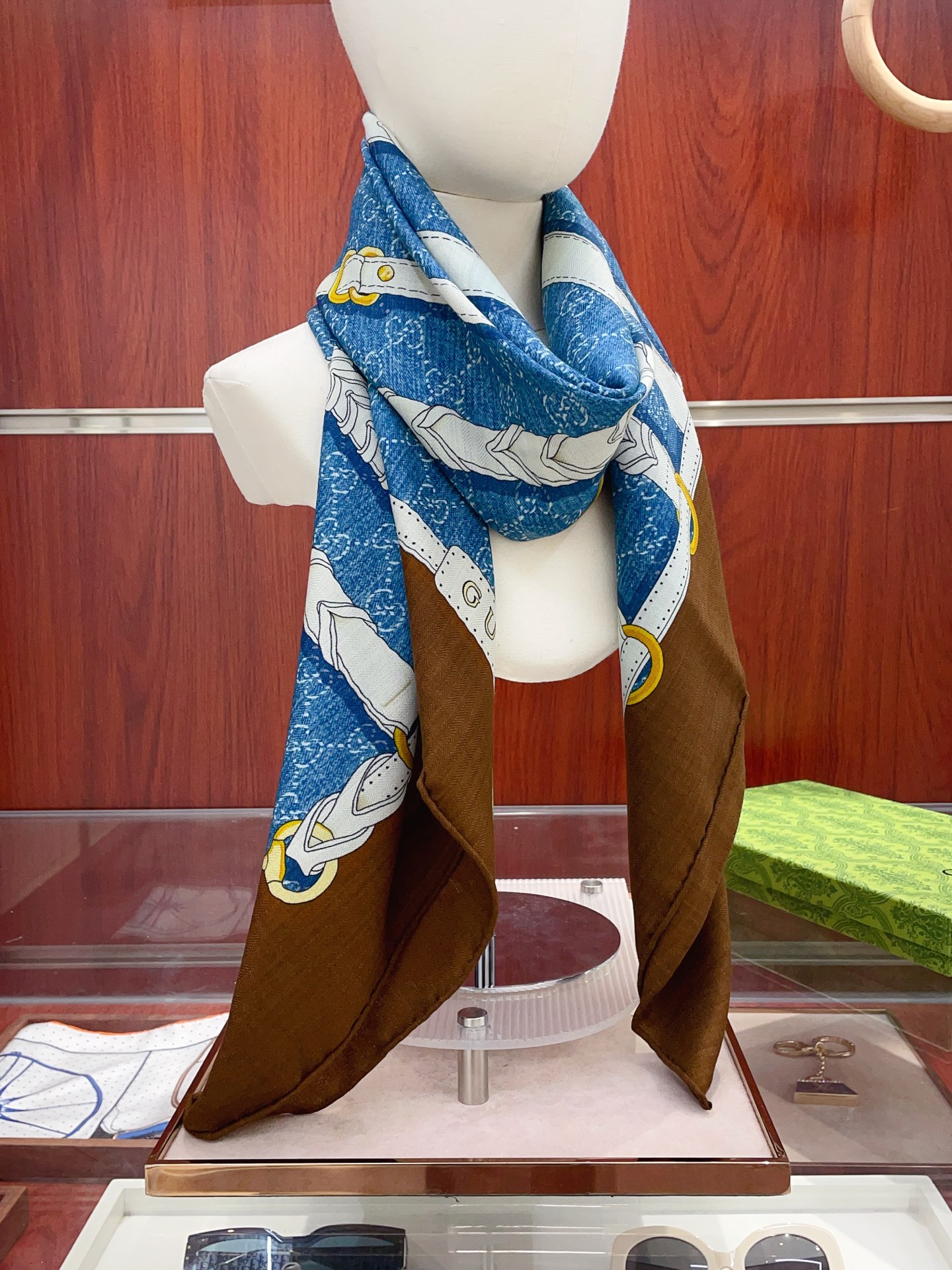 NO:642647,[Double-sided same color silk wool style] Big G cashmere square scarf grab VIP recommendation Be sure to buy it quickly [High-end love pure cashmere Baby touch is so comfortable that it is a woman's stunner Very few goods can be used in all seasons It's really beautiful and makes people very, very excited. The upper body effect is simply beautiful. The quality is perfect. The whole scarf gives a big-name aura and is very delicate and beautiful at the same time. It is definitely a new style worth buying. Once you get the real thing, you will be glad that you are a woman's perfect product.  It is worth appreciating the perfect temperament and taste. Ditails are preferred by VIPs. Upper size is 140*140cm. Velvet high version scarf, high version scarf.19860909【双面同色 丝毛款】大G 羊绒方巾抢VIP推荐 下手一定要快【高端 大爱 纯羊绒 婴儿触感舒服到飞女人尤物 货极少 四季都可以用真心美的让人非常非常心动 上身效果简直美翻了 品质非常完美 整个围巾给人大牌气场的同时又非常精致秀丽绝对值得入手的新款 实物一拿到就会庆幸自己是女人的绝美好货 值得品鉴完美气质品味Ditails首选VIP们 上尺寸140*140cm.丝绒款高版本围巾,高版本围巾,scarf