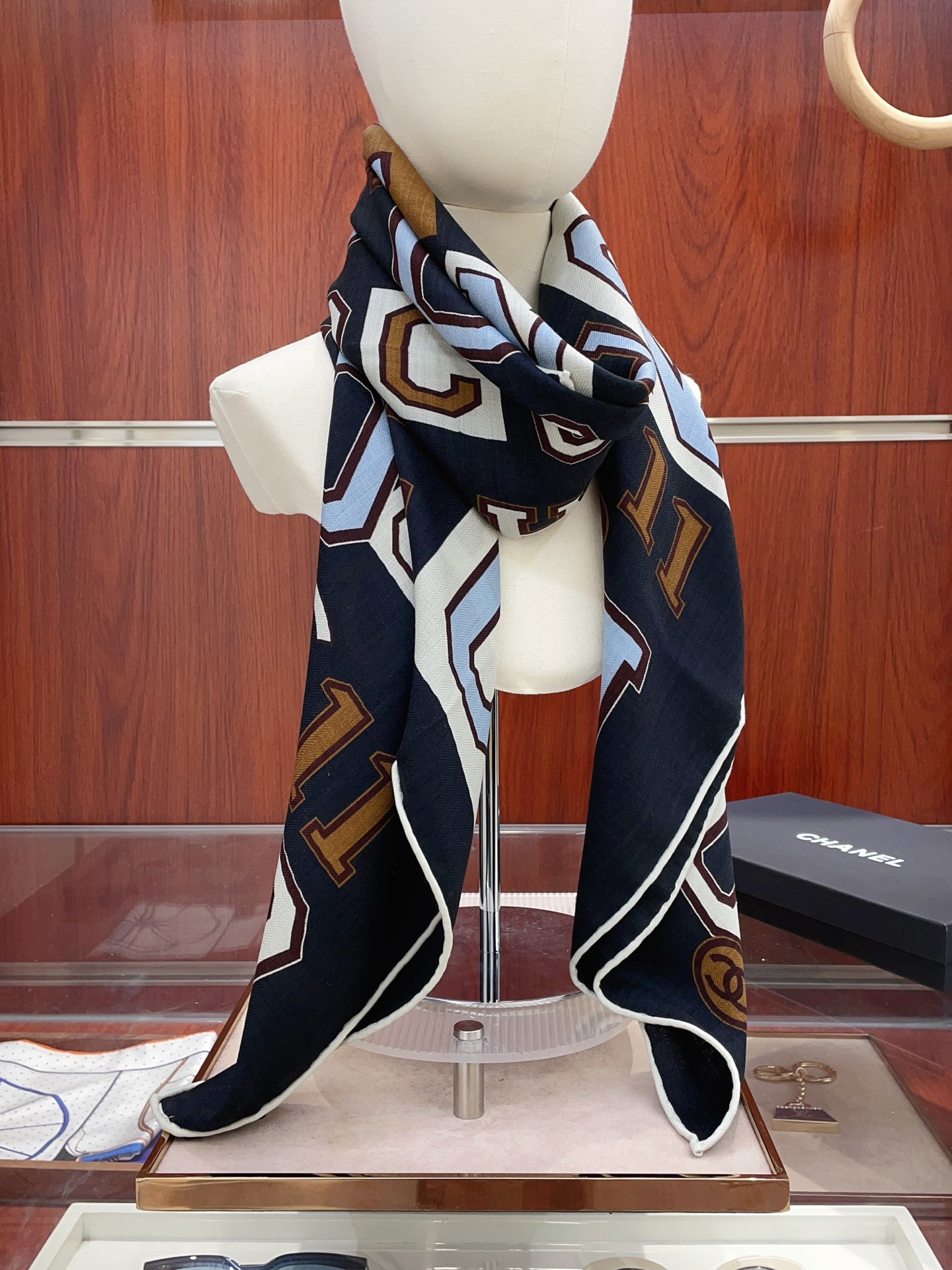 NO:642601,[Double-sided same color, silk wool style] Xiaoxiang cashmere square scarf grab VIP recommendation, be sure to buy it quickly [high-end love pure cashmere, baby touch is comfortable, it is a woman's stunner, very few goods can be used in all seasons, it is really beautiful and makes people very, very excited. The upper body effect is simply beautiful. The quality is perfect. The whole scarf gives a big-name aura and is very delicate and beautiful at the same time. It is definitely a new style worth buying. Once you get the real thing, you will be glad that you are a woman's perfect product.  It is worth appreciating the perfect temperament and taste. Ditails are preferred by VIPs. Upper size 140*140cm.70 cashmere silk high version scarf, high version scarf, real silk19860909【双面同色 丝毛款】小香 羊绒方巾抢VIP推荐 下手一定要快【高端 大爱 纯羊绒 婴儿触感舒服到飞女人尤物 货极少 四季都可以用真心美的让人非常非常心动 上身效果简直美翻了 品质非常完美 整个围巾给人大牌气场的同时又非常精致秀丽绝对值得入手的新款 实物一拿到就会庆幸自己是女人的绝美好货 值得品鉴完美气质品味Ditails首选VIP们 上尺寸140*140cm.70羊绒真丝高版本围巾,高版本围巾,real silk,scarf