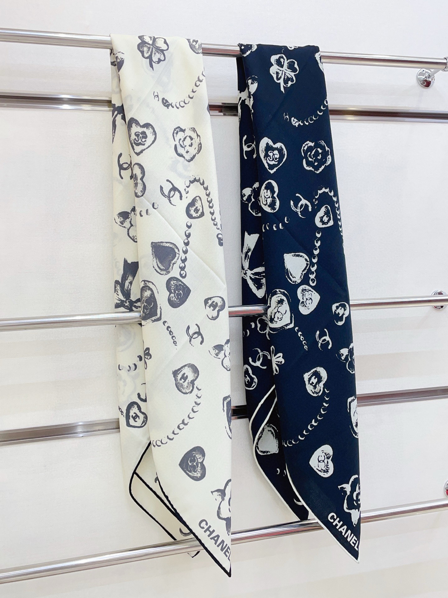 ✨✨【双面同色 丝毛款】小香 羊绒方巾‼️抢‼️VIP推荐 ‼️👍下手一定要快【高端 大爱 ‼️纯羊绒 