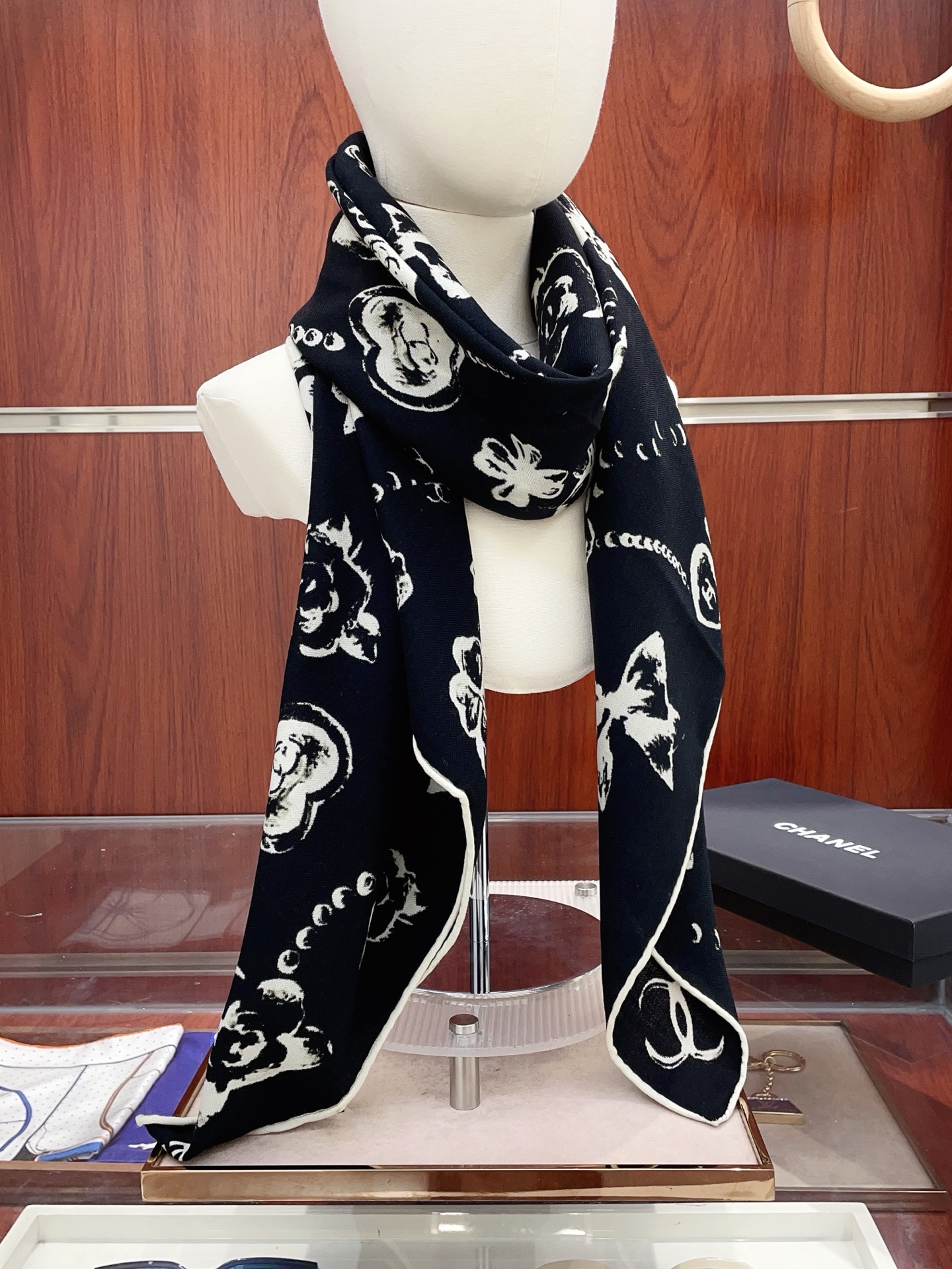 NO:642612,[Double-sided same color, silk wool style] Xiaoxiang cashmere square scarf grab VIP recommendation, be sure to buy it quickly [high-end love pure cashmere, baby touch is comfortable, it is a woman's stunner, very few goods can be used in all seasons, it is really beautiful and makes people very, very excited. The upper body effect is simply beautiful. The quality is perfect. The whole scarf gives a big-name aura and is very delicate and beautiful at the same time. It is definitely a new style worth buying. Once you get the real thing, you will be glad that you are a woman's perfect product.  It is worth appreciating the perfect temperament and taste. Ditails are preferred by VIPs. Upper size 140*140cm.70 cashmere silk high version scarf, high version scarf, real silk19860909【双面同色 丝毛款】小香 羊绒方巾抢VIP推荐 下手一定要快【高端 大爱 纯羊绒 婴儿触感舒服到飞女人尤物 货极少 四季都可以用真心美的让人非常非常心动 上身效果简直美翻了 品质非常完美 整个围巾给人大牌气场的同时又非常精致秀丽绝对值得入手的新款 实物一拿到就会庆幸自己是女人的绝美好货 值得品鉴完美气质品味Ditails首选VIP们 上尺寸140*140cm.70羊绒真丝高版本围巾,高版本围巾,real silk,scarf