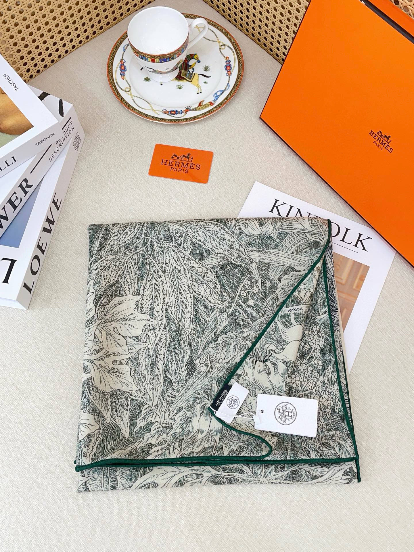 ✨✨【双面同色 丝毛款】H家羊绒新款 买了都说好看‼️推荐💕【巴勒莫植物园 140】羊绒方巾‼️H家ZG