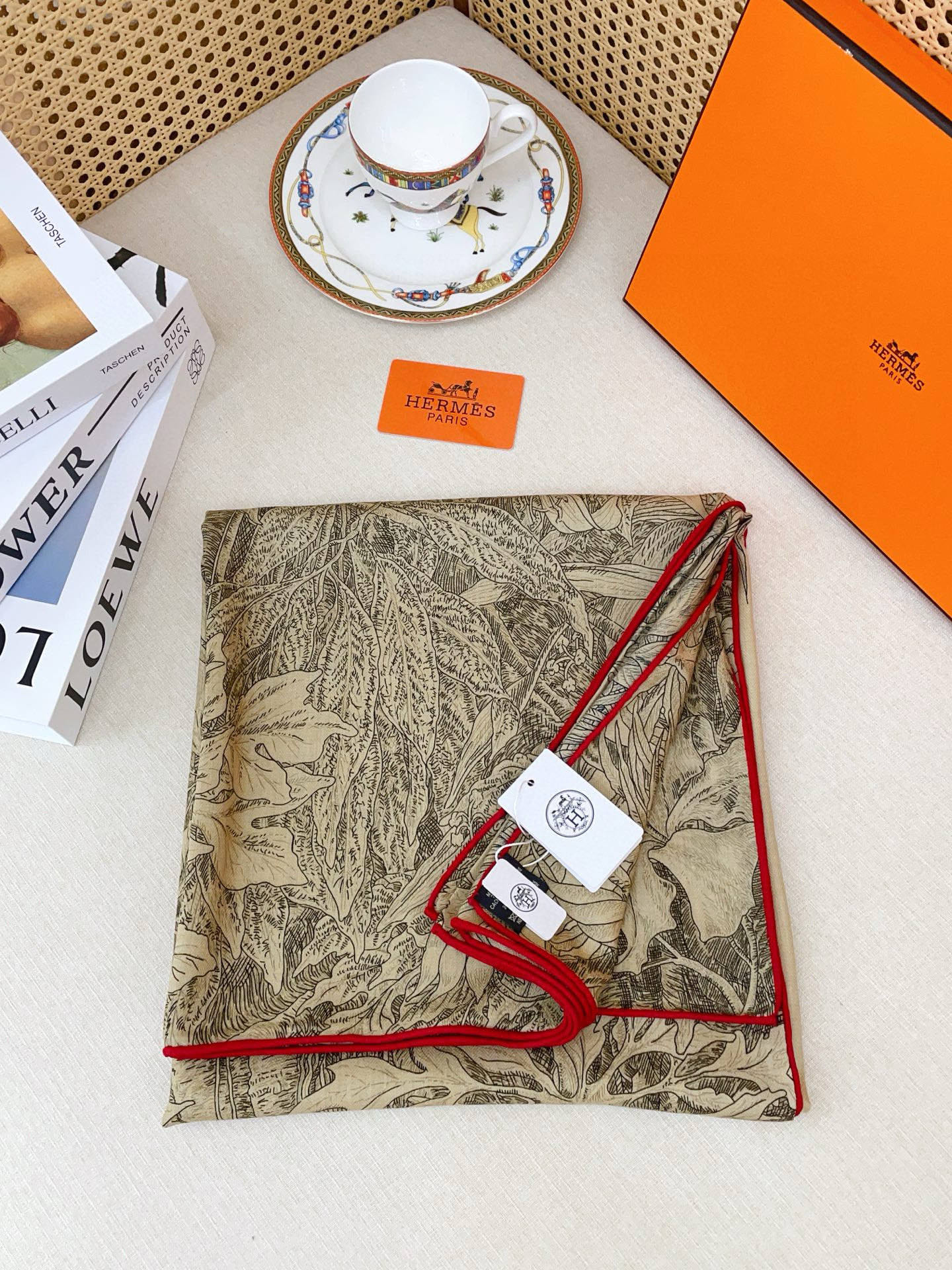 ✨✨【双面同色 丝毛款】H家羊绒新款 买了都说好看‼️推荐💕【巴勒莫植物园 140】羊绒方巾‼️H家ZG