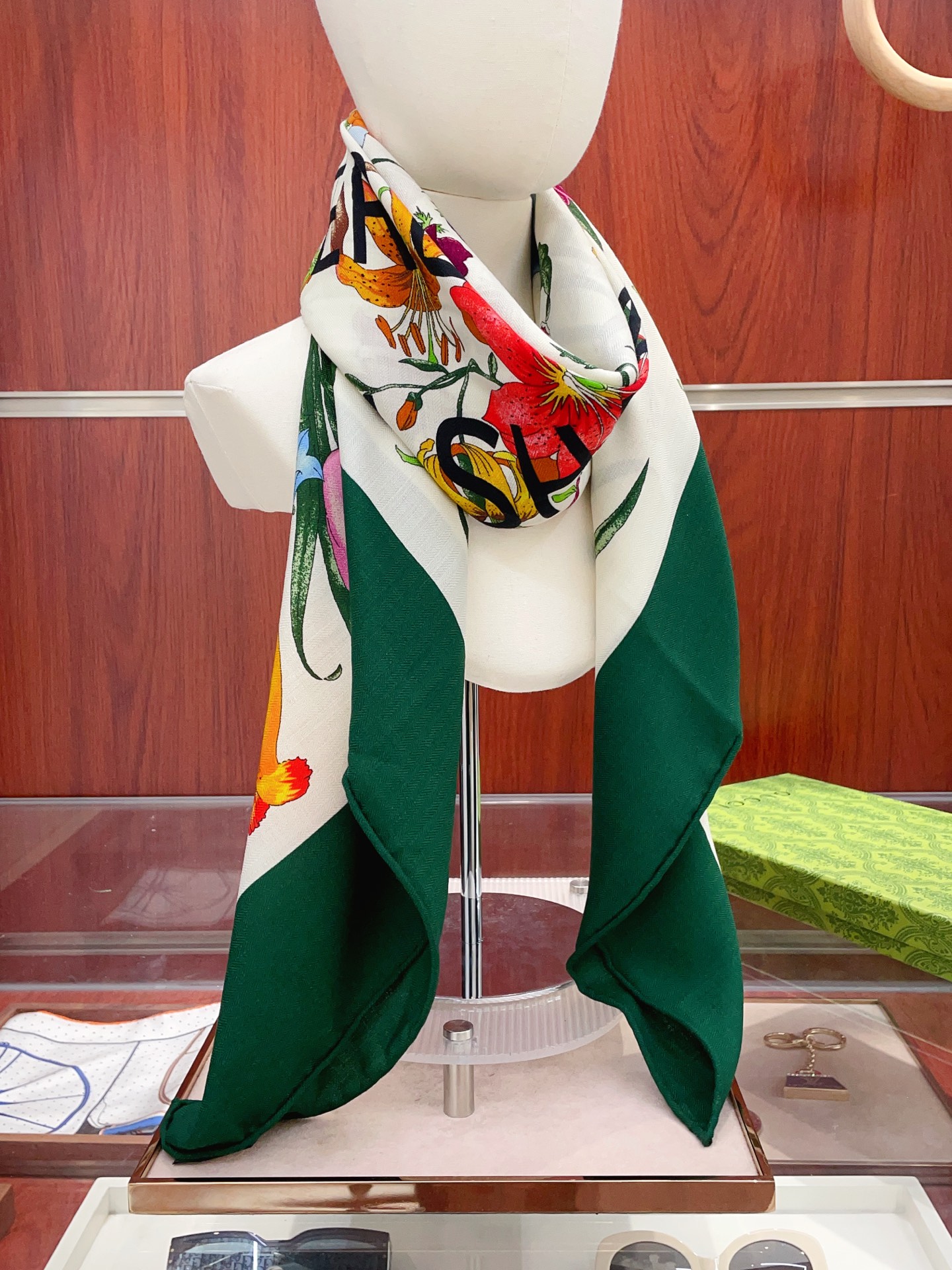 ✨✨【双面同色 丝毛款】大G 羊绒方巾‼️抢‼️VIP推荐 ‼️👍下手一定要快【高端 大爱 ‼️纯羊绒 