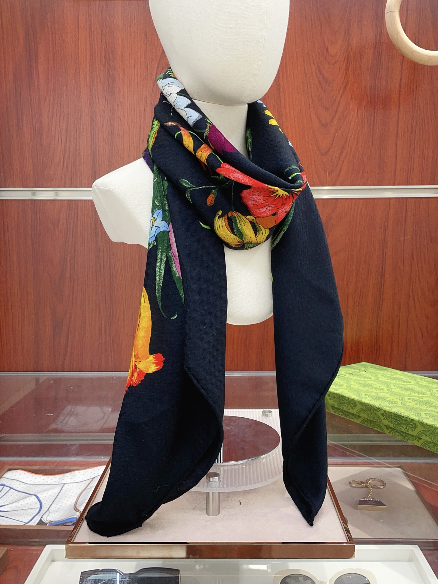 NO:642633,[Double-sided same color silk wool style] Big G cashmere square scarf grab VIP recommendation Be sure to buy it quickly [High-end love pure cashmere Baby touch is so comfortable that it is a woman's stunner Very few goods can be used in all seasons It's really beautiful and makes people very, very excited. The upper body effect is simply beautiful. The quality is perfect. The whole scarf gives a big-name aura and is very delicate and beautiful at the same time. It is definitely a new style worth buying. Once you get the real thing, you will be glad that you are a woman's perfect product.  It is worth appreciating the perfect temperament and taste. Ditails are preferred by VIPs. Upper size is 140*140cm. Velvet high version scarf, high version scarf.19860909【双面同色 丝毛款】大G 羊绒方巾抢VIP推荐 下手一定要快【高端 大爱 纯羊绒 婴儿触感舒服到飞女人尤物 货极少 四季都可以用真心美的让人非常非常心动 上身效果简直美翻了 品质非常完美 整个围巾给人大牌气场的同时又非常精致秀丽绝对值得入手的新款 实物一拿到就会庆幸自己是女人的绝美好货 值得品鉴完美气质品味Ditails首选VIP们 上尺寸140*140cm.丝绒款高版本围巾,高版本围巾,scarf