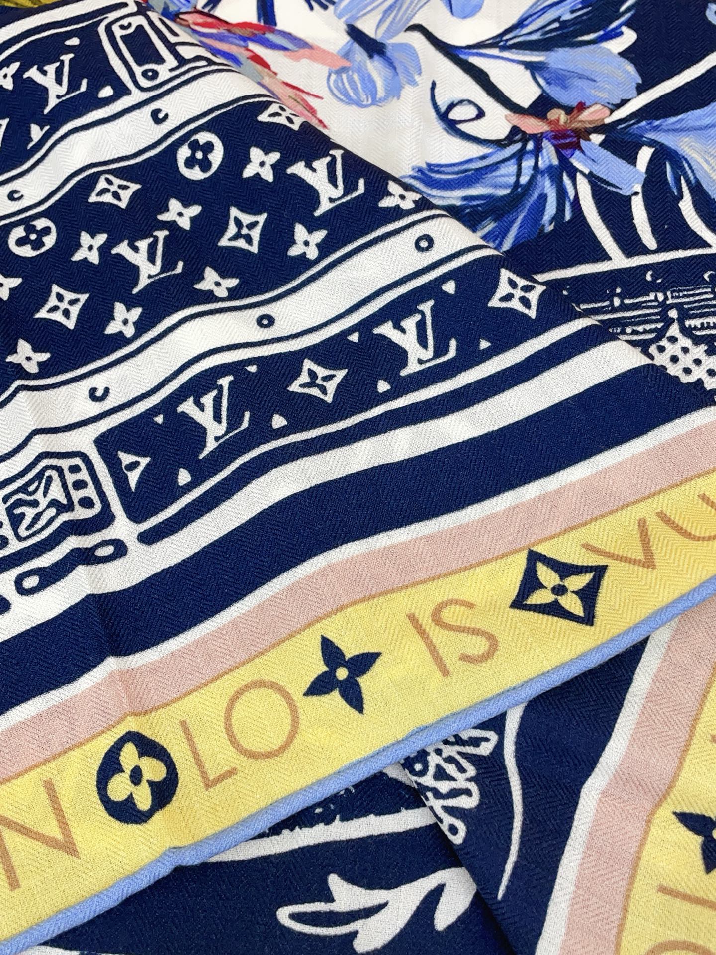 ✨✨【双面同色 丝毛款】L家羊绒新款 买了都说好看‼️推荐💕双面同色羊绒方巾‼️驴家ZG爆款🎁💟立体呈现