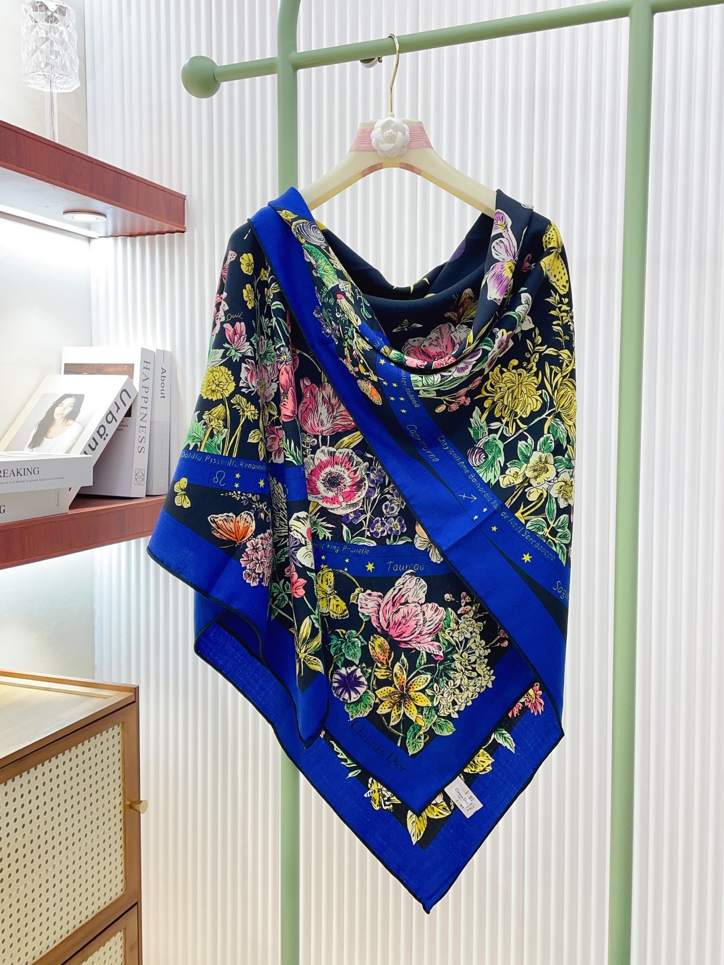 ✨✨【双面同色 丝毛款】CD家羊绒新款 买了都说好看‼️推荐💕双面同色羊绒方巾‼️D家ZG爆款🎁💟立体呈