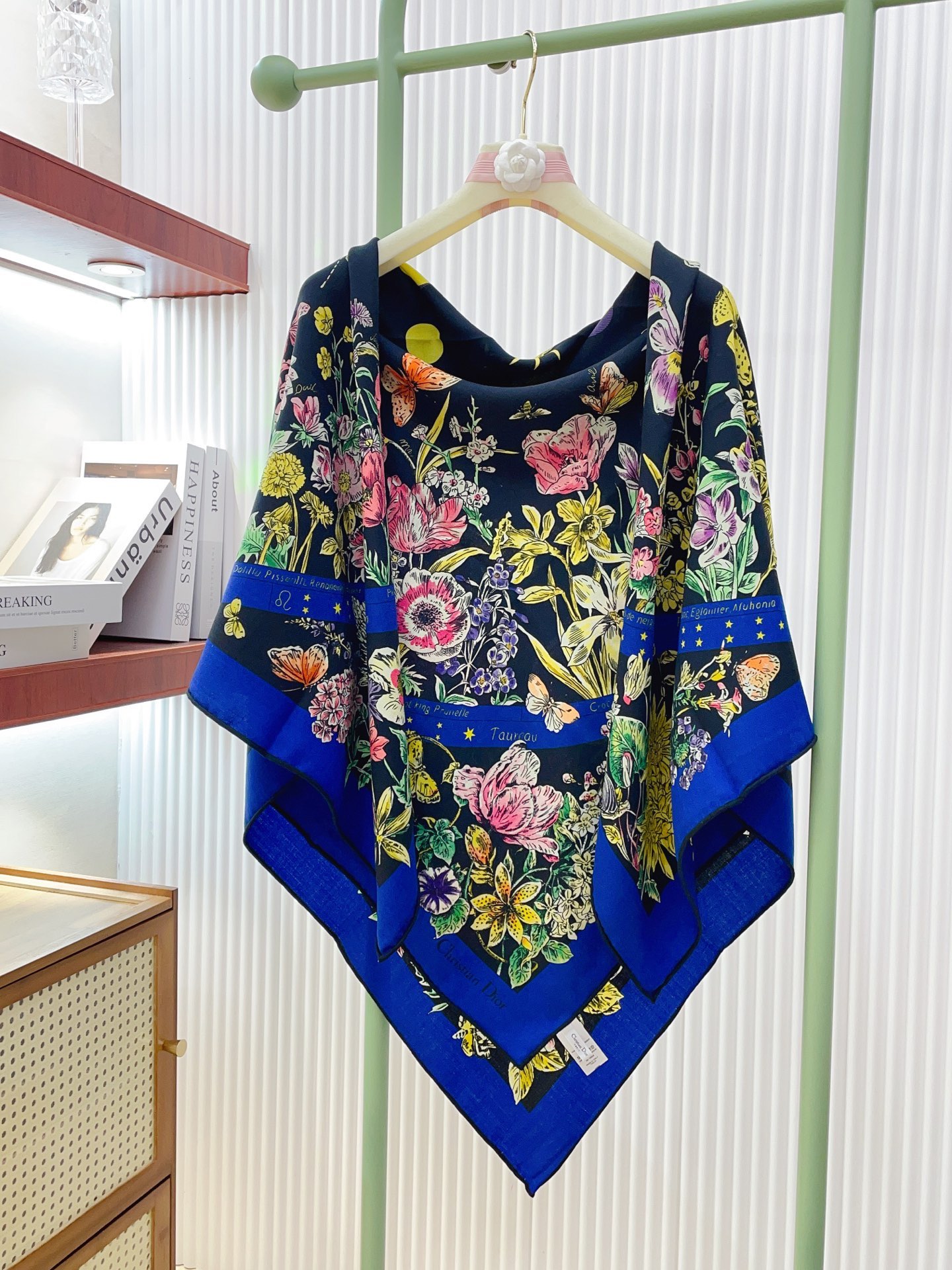 ✨✨【双面同色 丝毛款】CD家羊绒新款 买了都说好看‼️推荐💕双面同色羊绒方巾‼️D家ZG爆款🎁💟立体呈