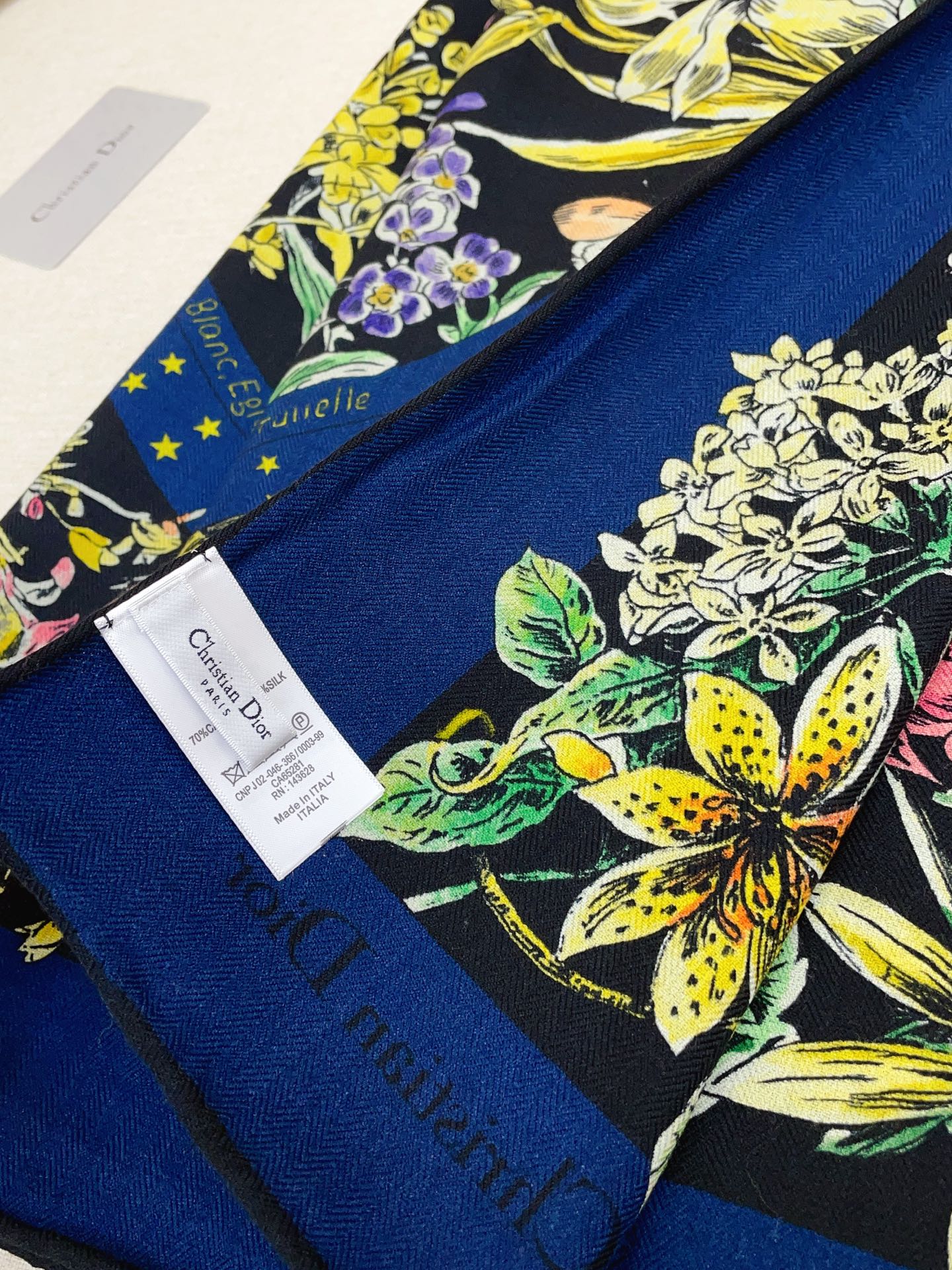 ✨✨【双面同色 丝毛款】CD家羊绒新款 买了都说好看‼️推荐💕双面同色羊绒方巾‼️D家ZG爆款🎁💟立体呈