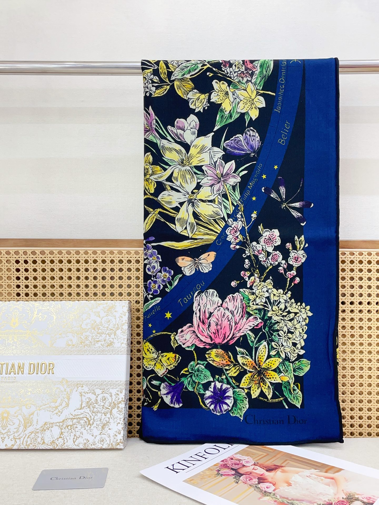 ✨✨【双面同色 丝毛款】CD家羊绒新款 买了都说好看‼️推荐💕双面同色羊绒方巾‼️D家ZG爆款🎁💟立体呈