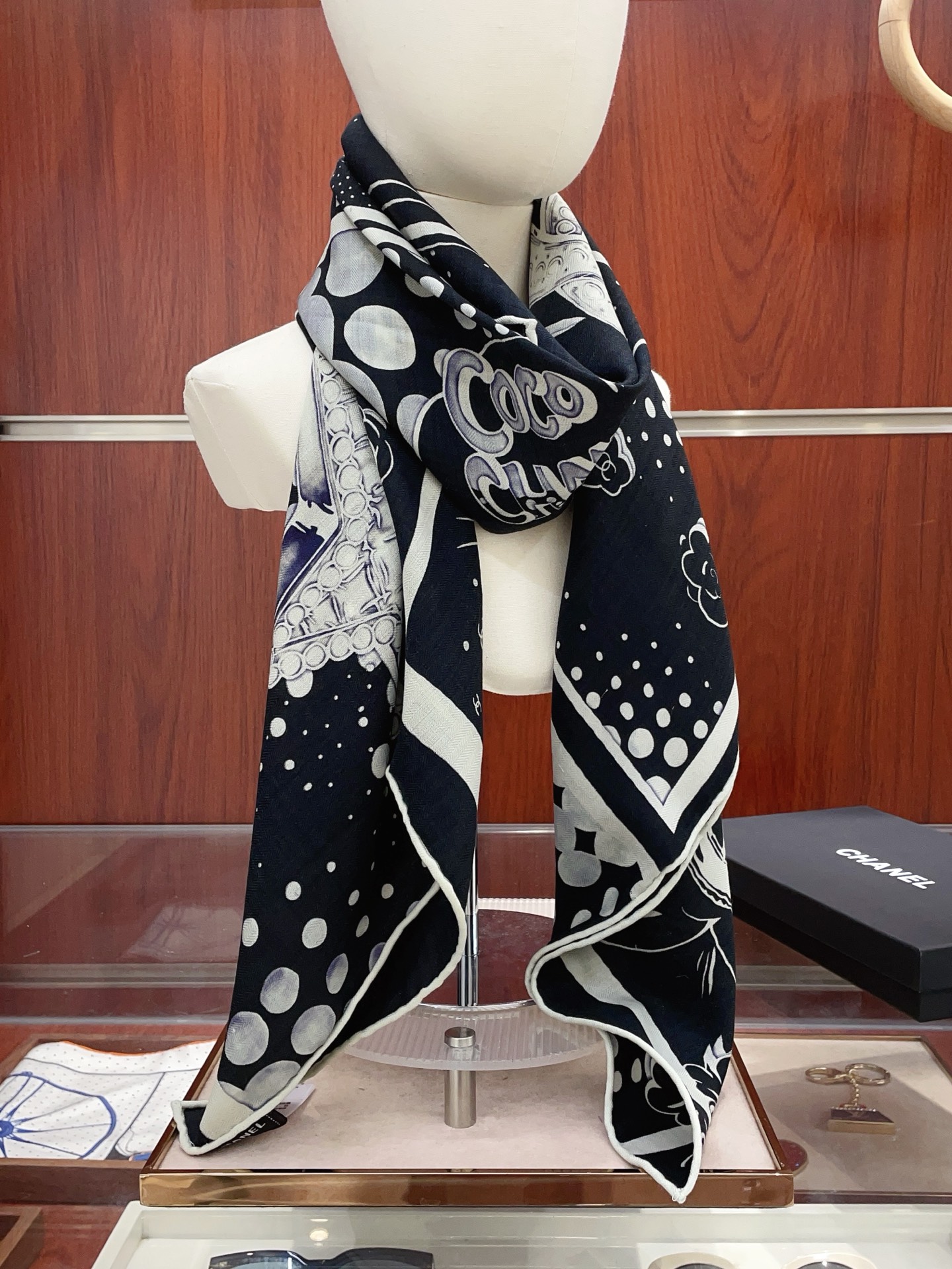 NO:727374,[Double-sided same color, silk wool style] Xiaoxiang cashmere square scarf grab VIP recommendation, be sure to buy it quickly [high-end love pure cashmere, baby touch is comfortable, it is a woman's stunner, very few goods can be used in all seasons, it is really beautiful and makes people very, very excited. The upper body effect is simply beautiful. The quality is perfect. The whole scarf gives a big-name aura and is very delicate and beautiful at the same time. It is definitely a new style worth buying. Once you get the real thing, you will be glad that you are a woman's perfect product.  It is worth appreciating the perfect temperament and taste. Ditails are preferred by VIPs. Upper size 140*140cm.70 cashmere silk high version scarf, high version scarf, real silk19860909【双面同色 丝毛款】小香 羊绒方巾抢VIP推荐 下手一定要快【高端 大爱 纯羊绒 婴儿触感舒服到飞女人尤物 货极少 四季都可以用真心美的让人非常非常心动 上身效果简直美翻了 品质非常完美 整个围巾给人大牌气场的同时又非常精致秀丽绝对值得入手的新款 实物一拿到就会庆幸自己是女人的绝美好货 值得品鉴完美气质品味Ditails首选VIP们 上尺寸140*140cm.70羊绒真丝高版本围巾,高版本围巾,real silk,scarf