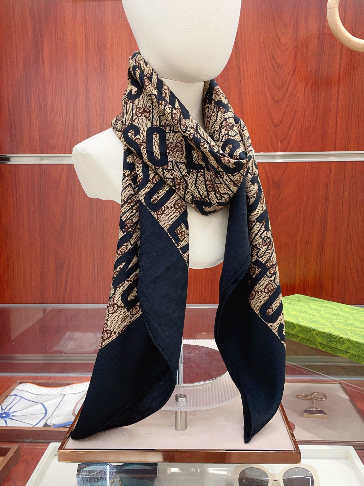 🉐️255✨✨【双面同色 丝毛款】大G【字母LOGO140】羊绒方巾‼️抢‼️VI🉐️推荐 ‼️👍下手一定要快【高端 大爱 ‼️纯羊绒 婴儿触感舒服到飞❤️女人尤物 货极少 四季都可以用‼️真心美的让人非常非常心动 上身效果简直美翻了 品质非常完美👍‼️ 整个围巾给人大牌气场的同时又非常精致秀丽💟绝对值得入手的新款💟‼️ 实物一拿到就会庆幸自己是女人的绝美好货😂 值得品鉴‼️完美气质品味Ditails首选👍VI🉐️们 上‼️🌟尺寸:140*140cm。丝绒款