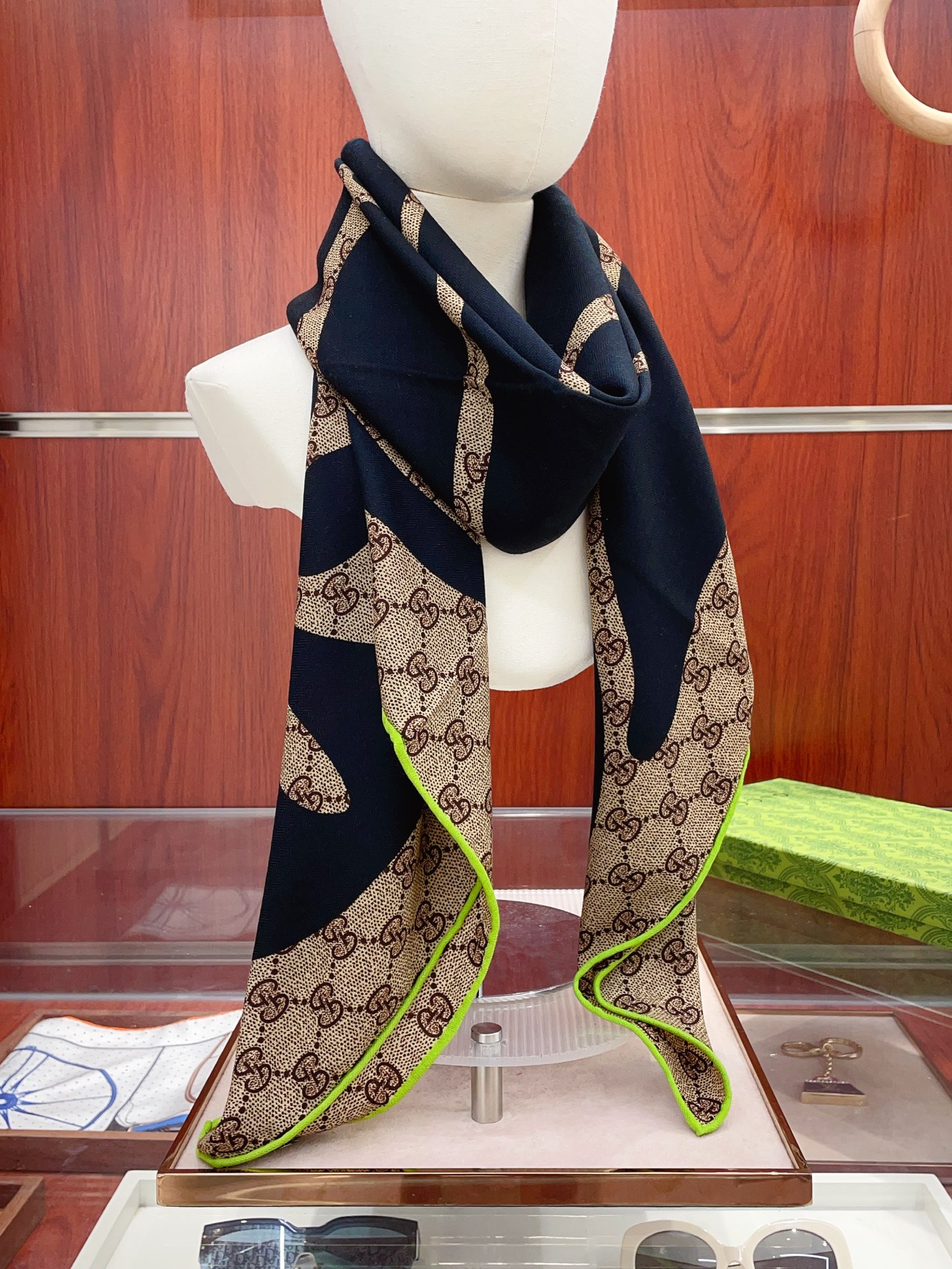 🉐️255✨✨【双面同色 丝毛款】大G【字母LOGO140】羊绒方巾‼️抢‼️VI🉐️推荐 ‼️👍下手一定要快【高端 大爱 ‼️纯羊绒 婴儿触感舒服到飞❤️女人尤物 货极少 四季都可以用‼️真心美的让人非常非常心动 上身效果简直美翻了 品质非常完美👍‼️ 整个围巾给人大牌气场的同时又非常精致秀丽💟绝对值得入手的新款💟‼️ 实物一拿到就会庆幸自己是女人的绝美好货😂 值得品鉴‼️完美气质品味Ditails首选👍VI🉐️们 上‼️🌟尺寸:140*140cm。丝绒款