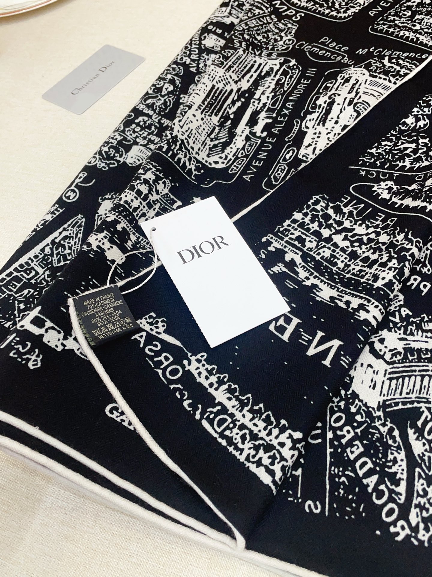 ✨✨【双面同色 丝毛款】CD家羊绒新款 买了都说好看‼️推荐💕双面同色羊绒方巾‼️D家ZG爆款🎁💟立体呈