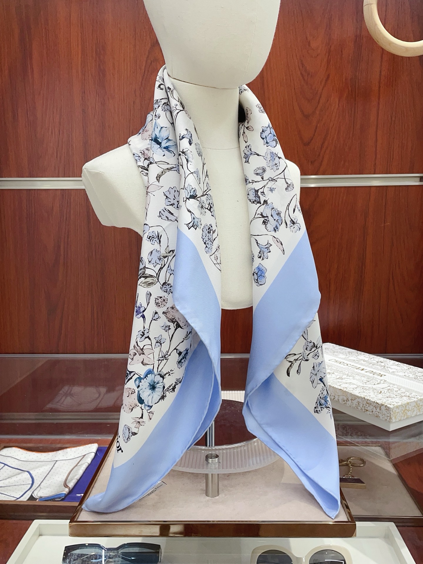 NO:663554,【18moomi  Double-sided same color] CD with a high-end feel [Flower Elements 90] High-end fashion style color matching is very sophisticated, the pattern is ingenious, and the upper body is so beautiful that it can be blended into daily items and can be matched with very young dressing styles. It is enough to make any mediocre outfit amazing and has rich combinations  The function is soft. The feel, gloss and curling are all very good. Customized fabric. It makes the scarf easier to style. The simple matching gives people a very comfortable and tasteful big-name feel... Recommended 90*90cm top twill silk square scarf high version scarf, high version scarf, real  silk19860909【18姆米 双面同色】高级感爆棚CD【花朵元素90】高级时髦风配色非常考究,图案匠心,上身简直美得太惊艳了融入日常的单品,可以搭配很年轻的穿搭方式.它足以让任何一件平庸的服装变得惊艳无比,有着丰富搭配功能柔软.手感,光泽感,卷边都做的非常好,定制级面料.赋予了围巾更非常容易造型.简单的搭配却给人非常舒适有品味的大牌感…推荐90*90cm顶级斜纹真丝方巾高版本围巾,高版本围巾,real silk,scarf