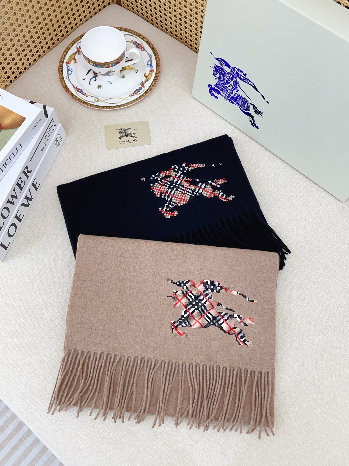 ✨✨B家新款【男女围巾】怒赞自留，难得的高端货！家属福利！非常正的围巾~面料大爱，非常柔软细腻舒服，纯色