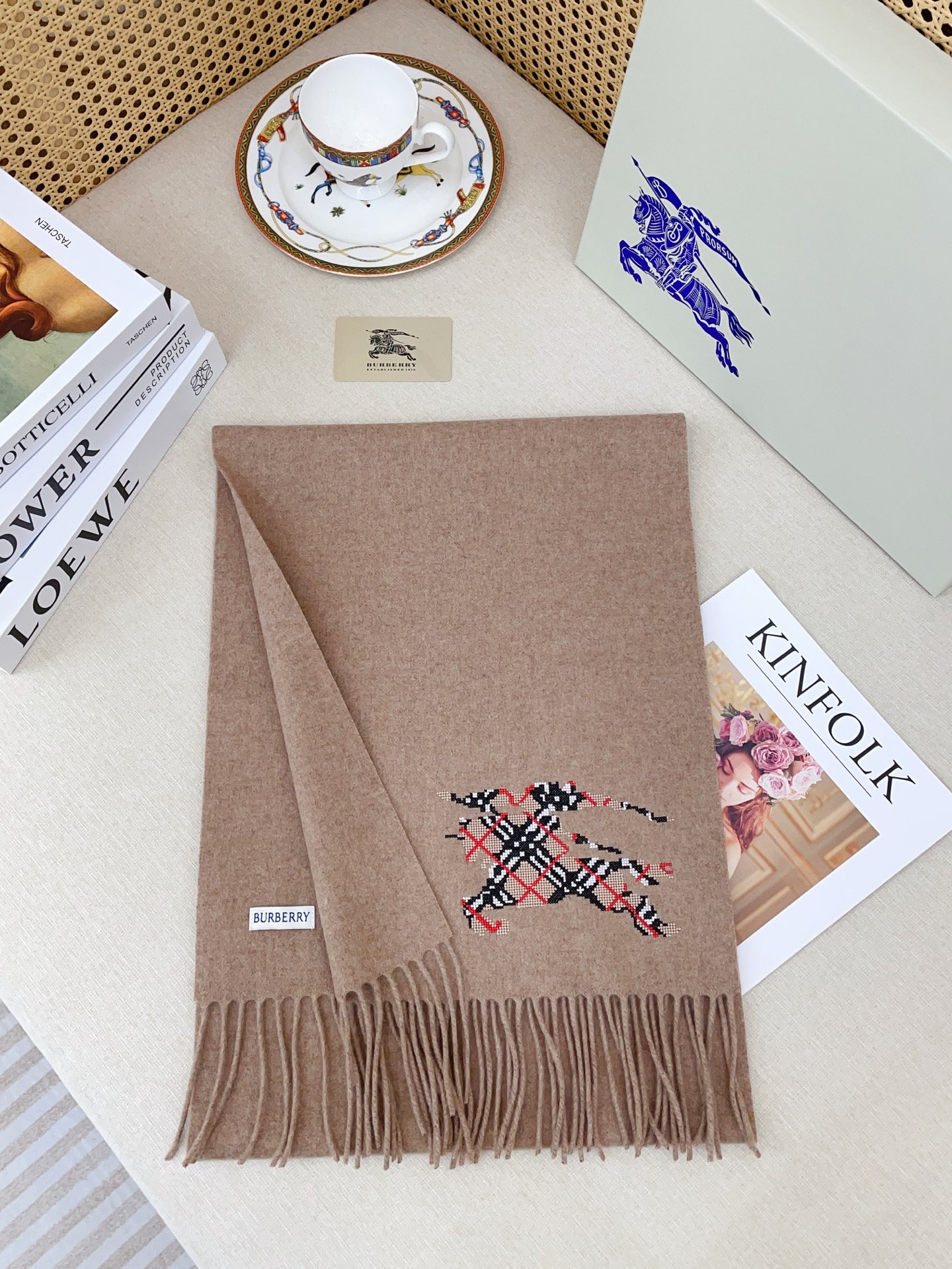 ✨✨B家新款【男女围巾】怒赞自留，难得的高端货！家属福利！非常正的围巾~面料大爱，非常柔软细腻舒服，纯色