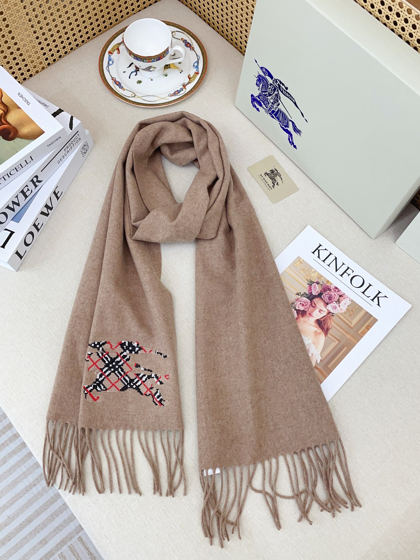 ✨✨B家新款【男女围巾】怒赞自留，难得的高端货！家属福利！非常正的围巾~面料大爱，非常柔软细腻舒服，纯色