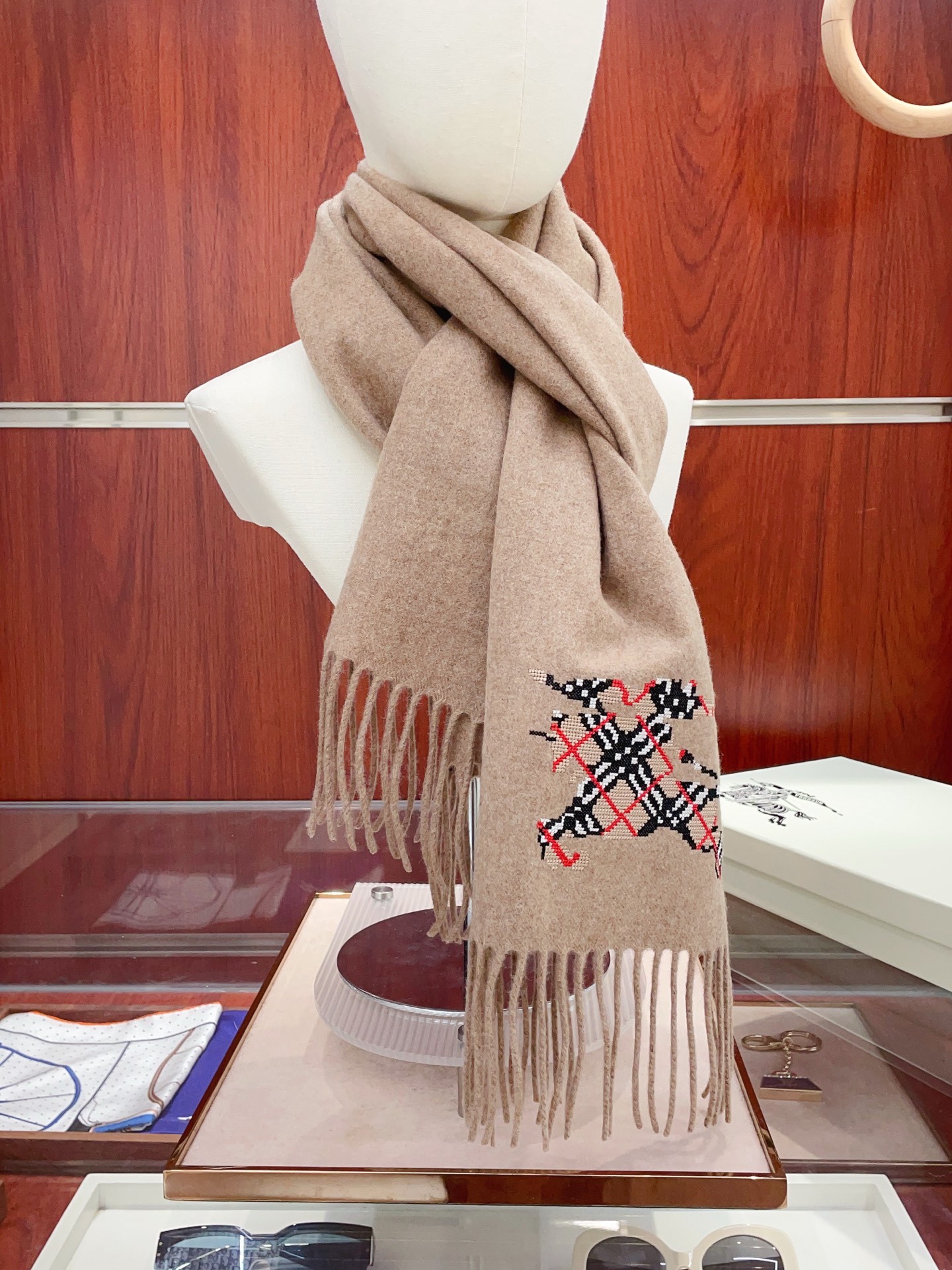 ✨✨B家新款【男女围巾】怒赞自留，难得的高端货！家属福利！非常正的围巾~面料大爱，非常柔软细腻舒服，纯色