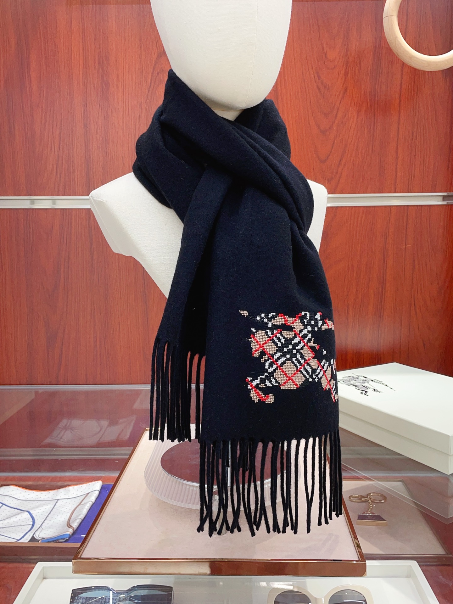 NO:663508,B’s new model [men’s and women’s scarf] is a rare high-end product!  Family benefits!  A very genuine scarf ~ I love the fabric, it is very soft, delicate and comfortable, the solid color is simple, it is super good-looking and will be liked by both men and women. The large embroidered logo is very delicate embellishment, and the texture is unobtrusive ~ The size is 30*180. It is suitable for formal wear or casual wear ~ It can be folded in half or hung in a circle. It is a gentleman's style ~ and has a warm demeanor!  high version scarf,high version scarf19860909B家新款【男女围巾】怒赞自留,难得的高端货！家属福利！非常正的围巾~面料大爱,非常柔软细腻舒服,纯色简约,超级好看任何男女都会喜欢的款吧,大大刺绣Logo非常精致的点缀,有质感不张扬~规格30*180.搭配正装或者搭配休闲装都很合适~对折挂围或者绕圈围都完全可以,绅士有型~有温度的风度！高版本围巾,高版本围巾,scarf