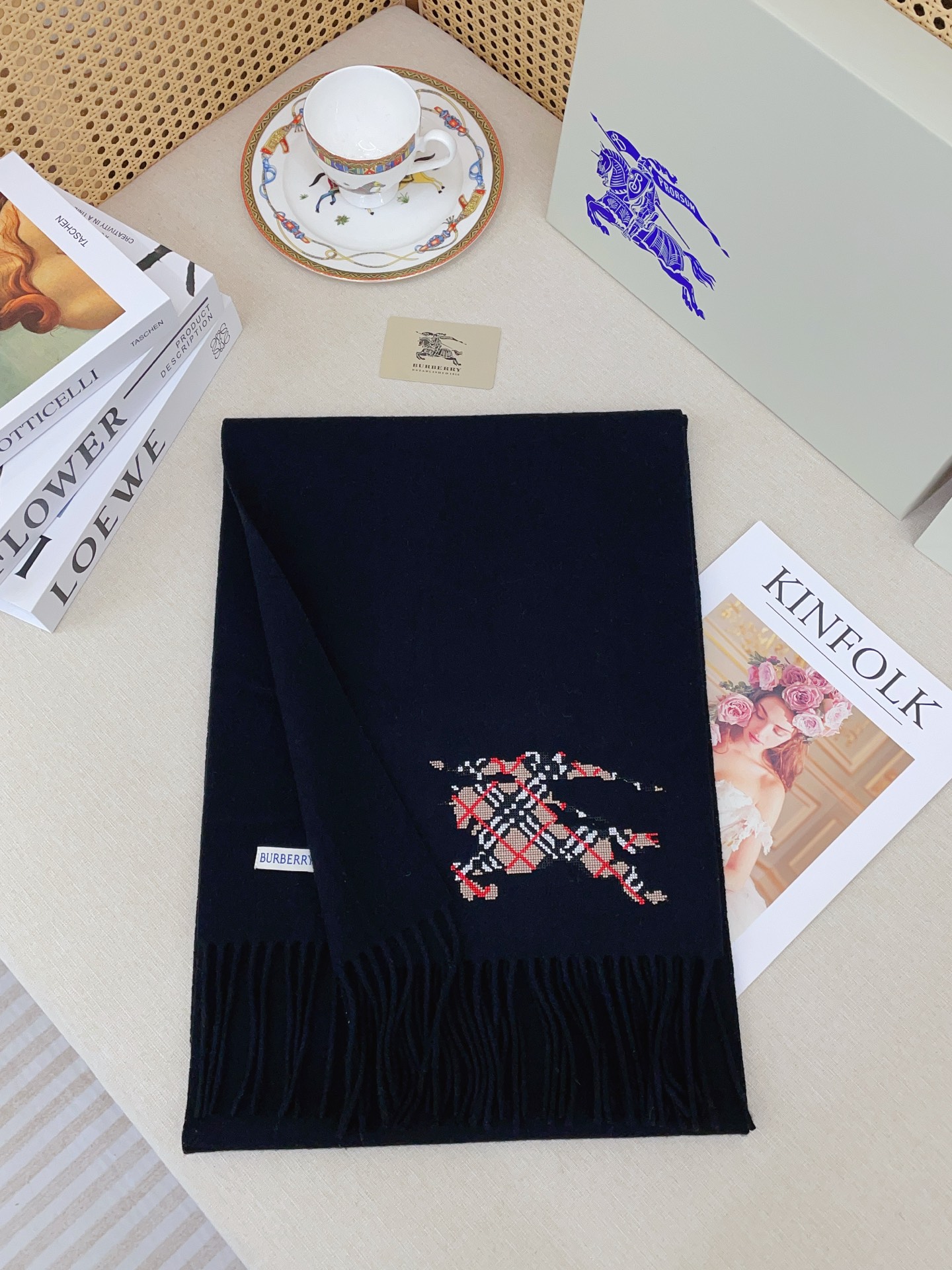 ✨✨B家新款【男女围巾】怒赞自留，难得的高端货！家属福利！非常正的围巾~面料大爱，非常柔软细腻舒服，纯色