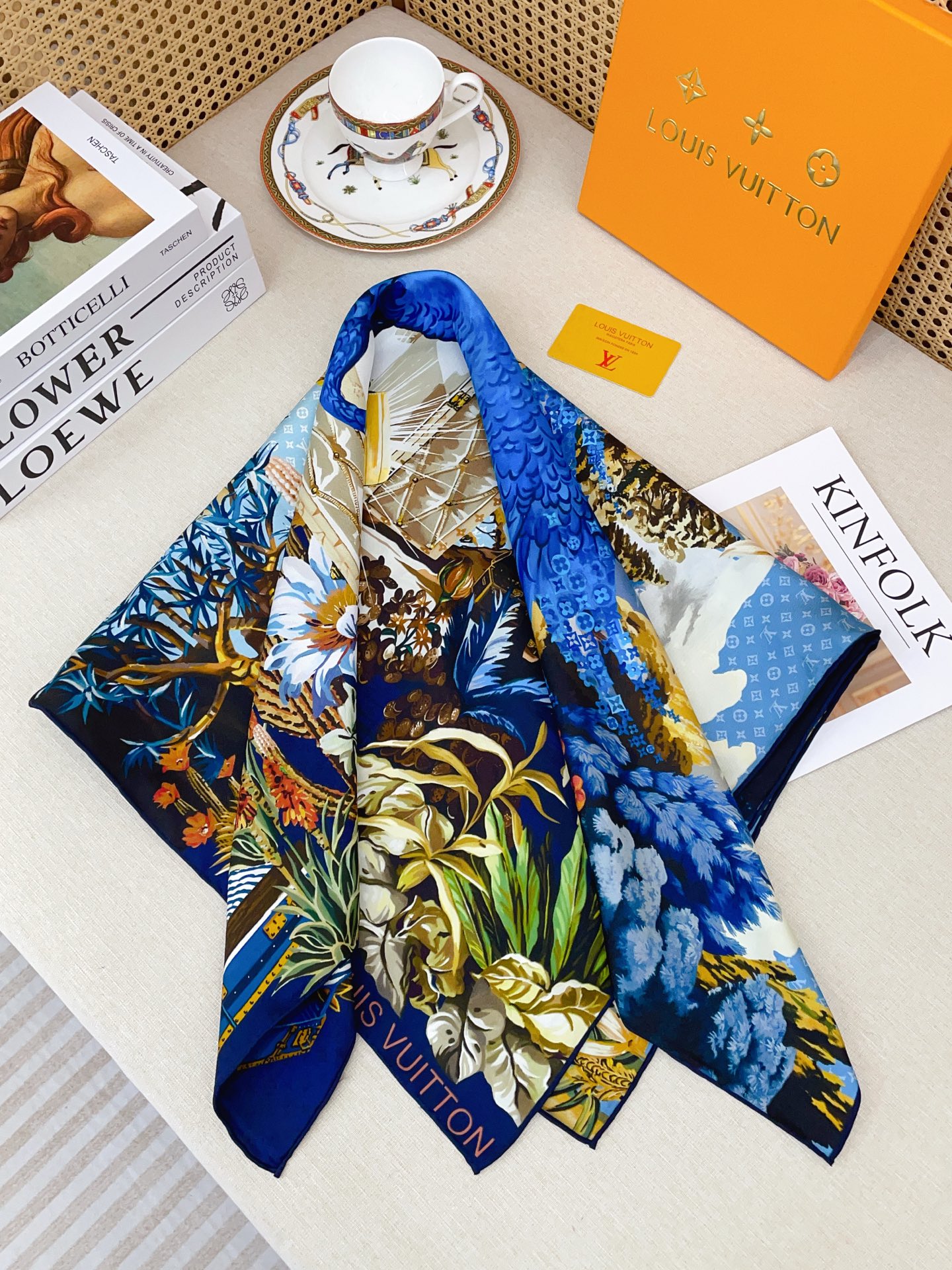 ✨✨【18姆米 双面同色】上身效果疯狂的喜欢❗️专柜也是刚刚上架的，L*最最新款~非常有看头，L的这类元